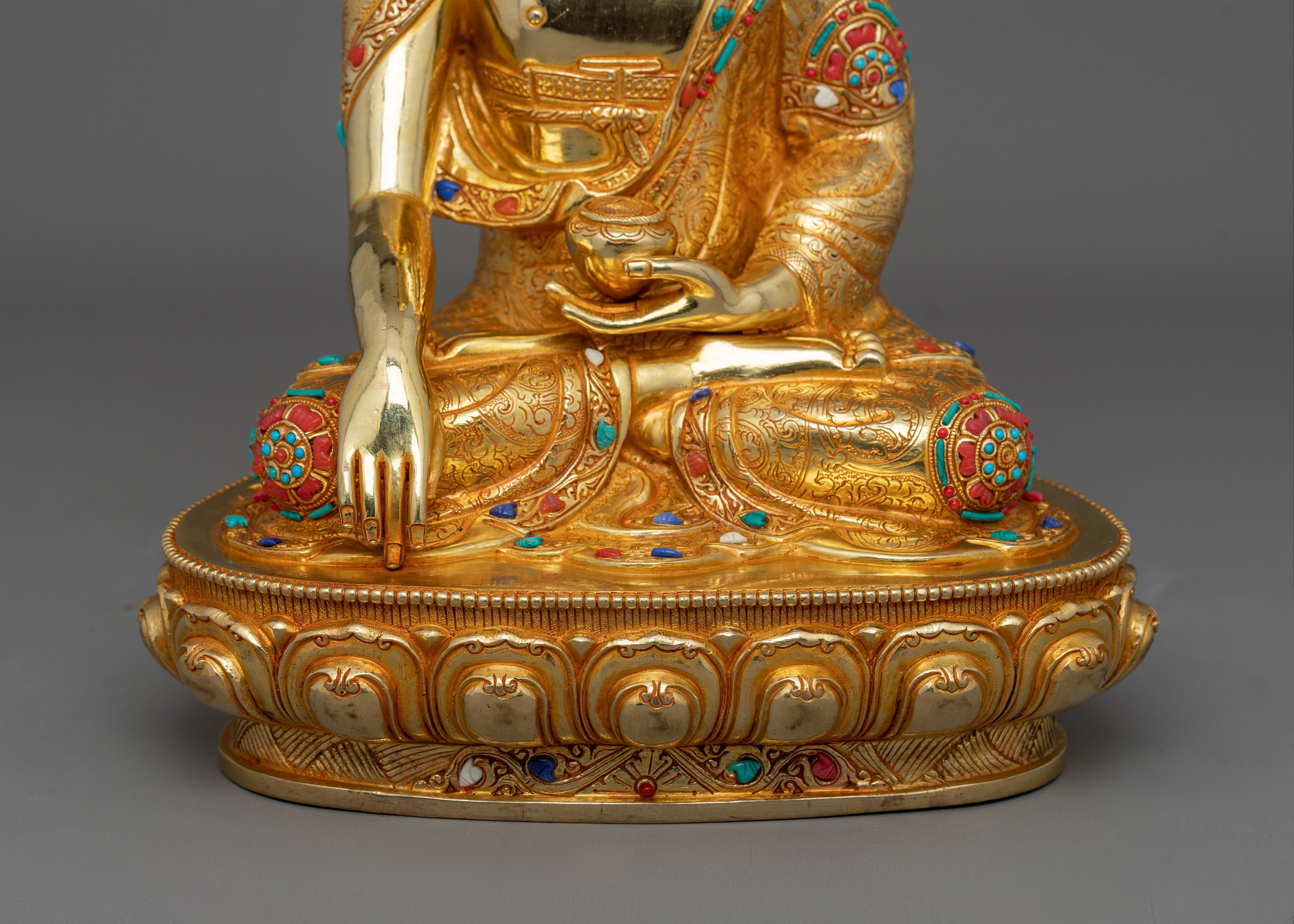Buddhist Traditional Shakyamuni Buddha Statue | Representation of Serenity and Wisdom