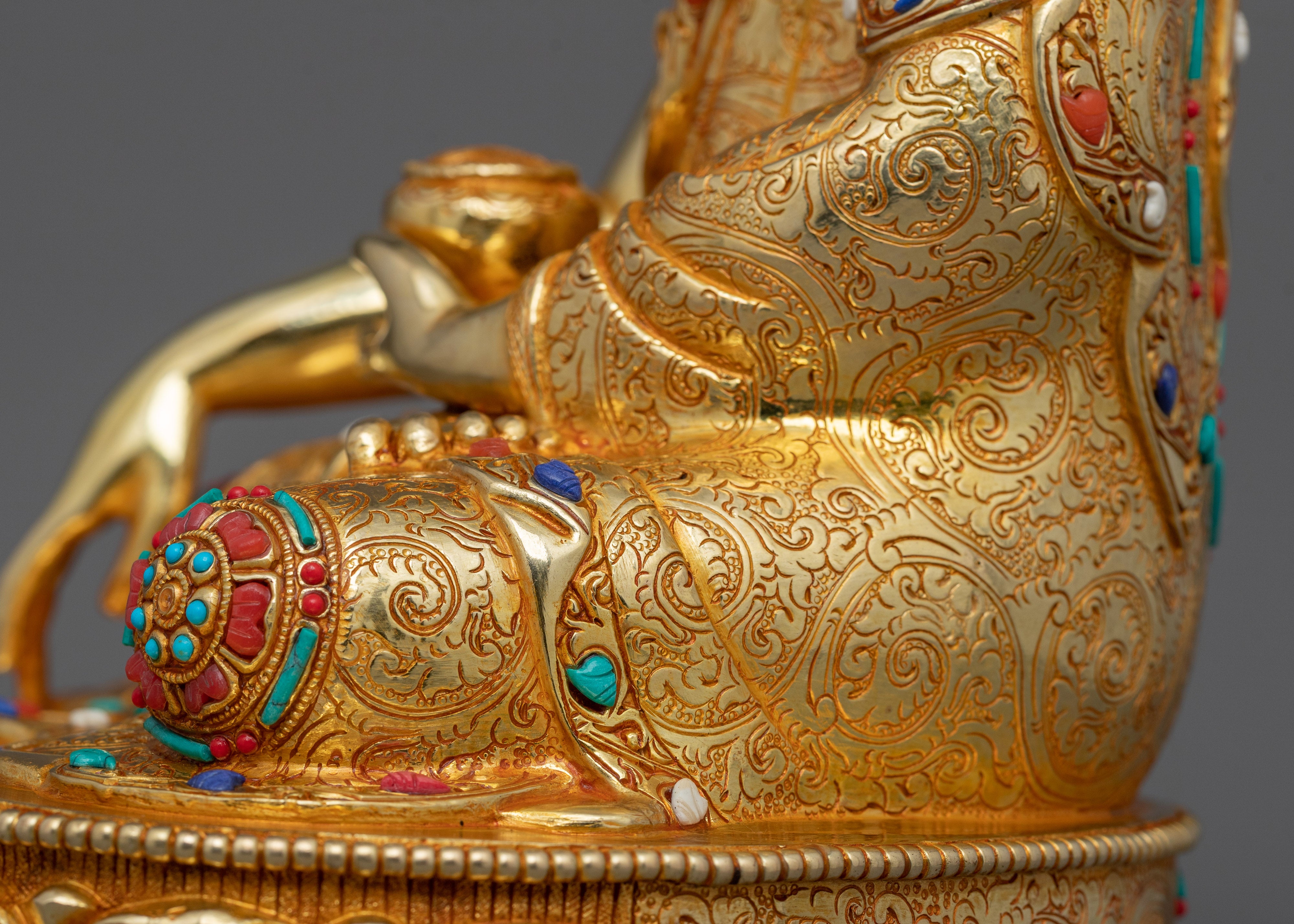 Buddhist Traditional Shakyamuni Buddha Statue | Representation of Serenity and Wisdom