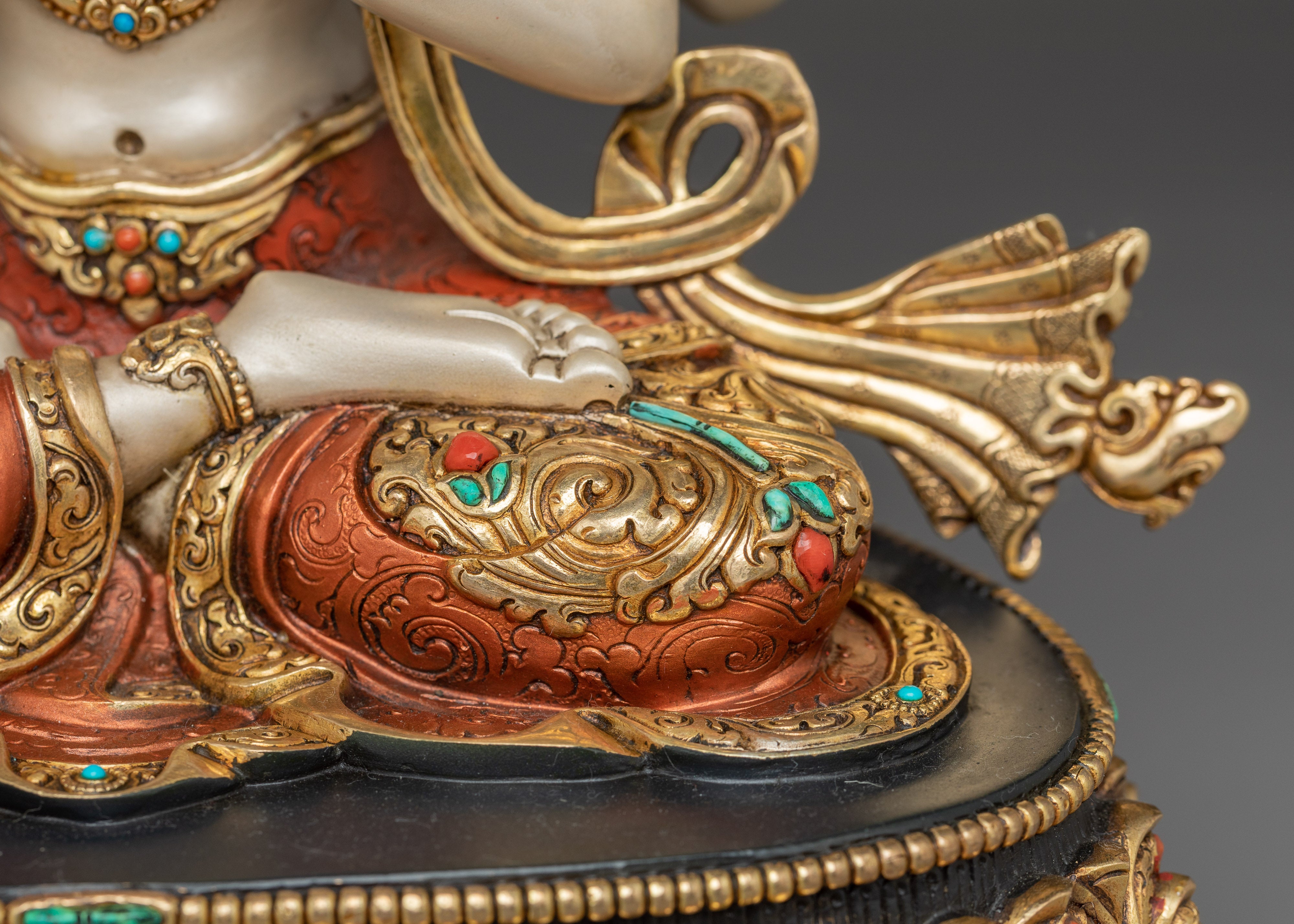 Serene Statue of Chenrezig | Guardian of Compassionate Wisdom