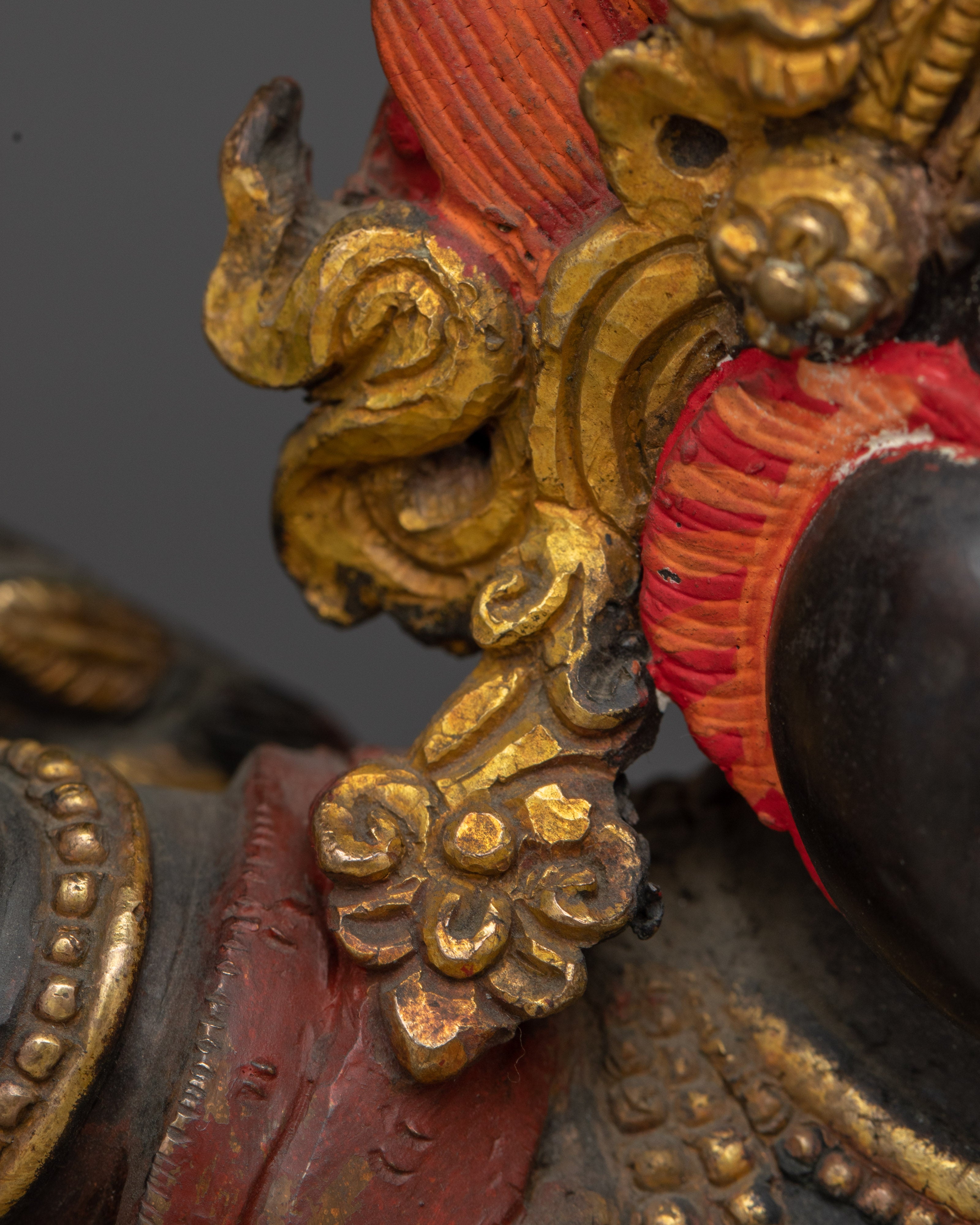Mythical bird deity Garuda | Protector against Nagas