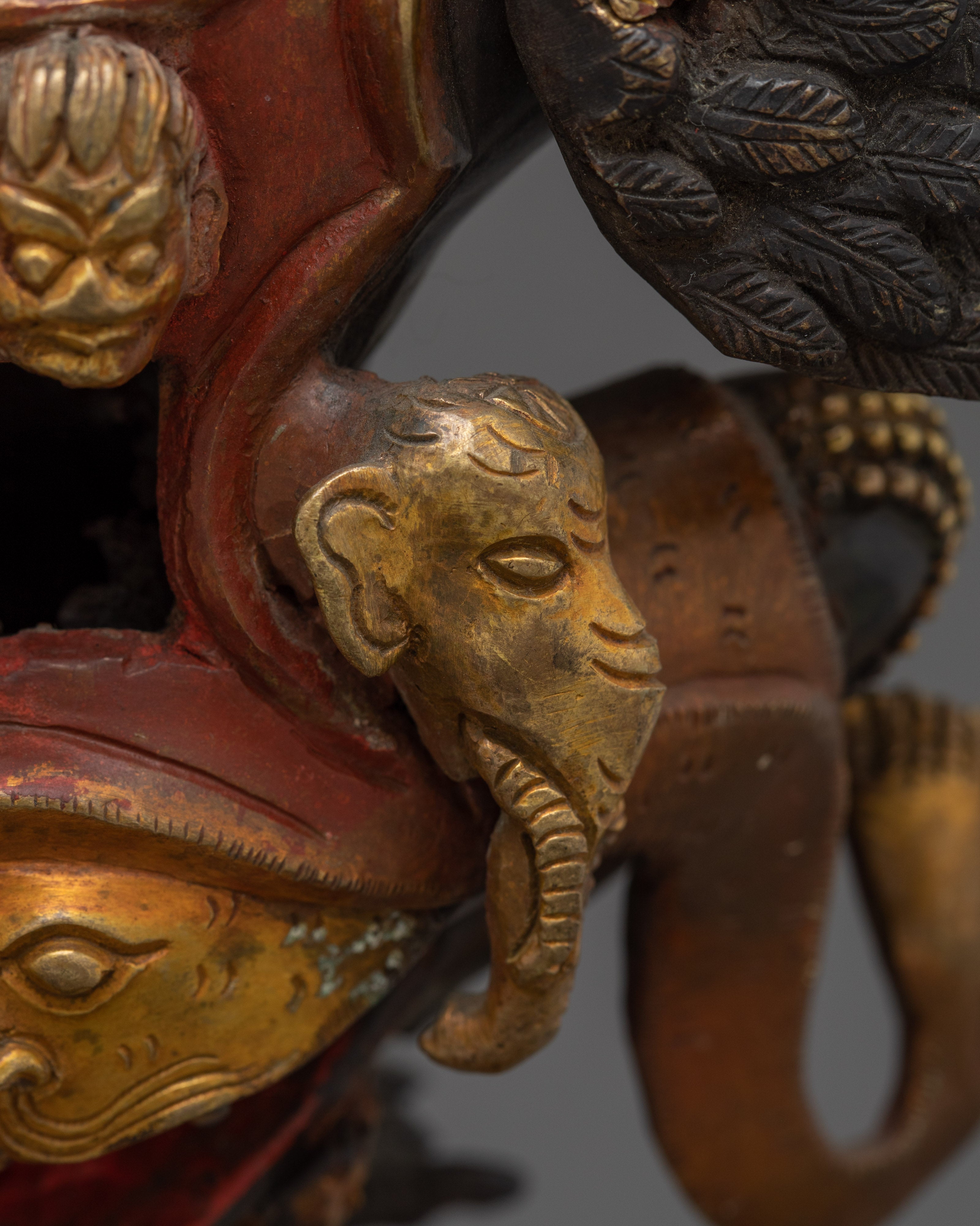 Mythical bird deity Garuda | Protector against Nagas