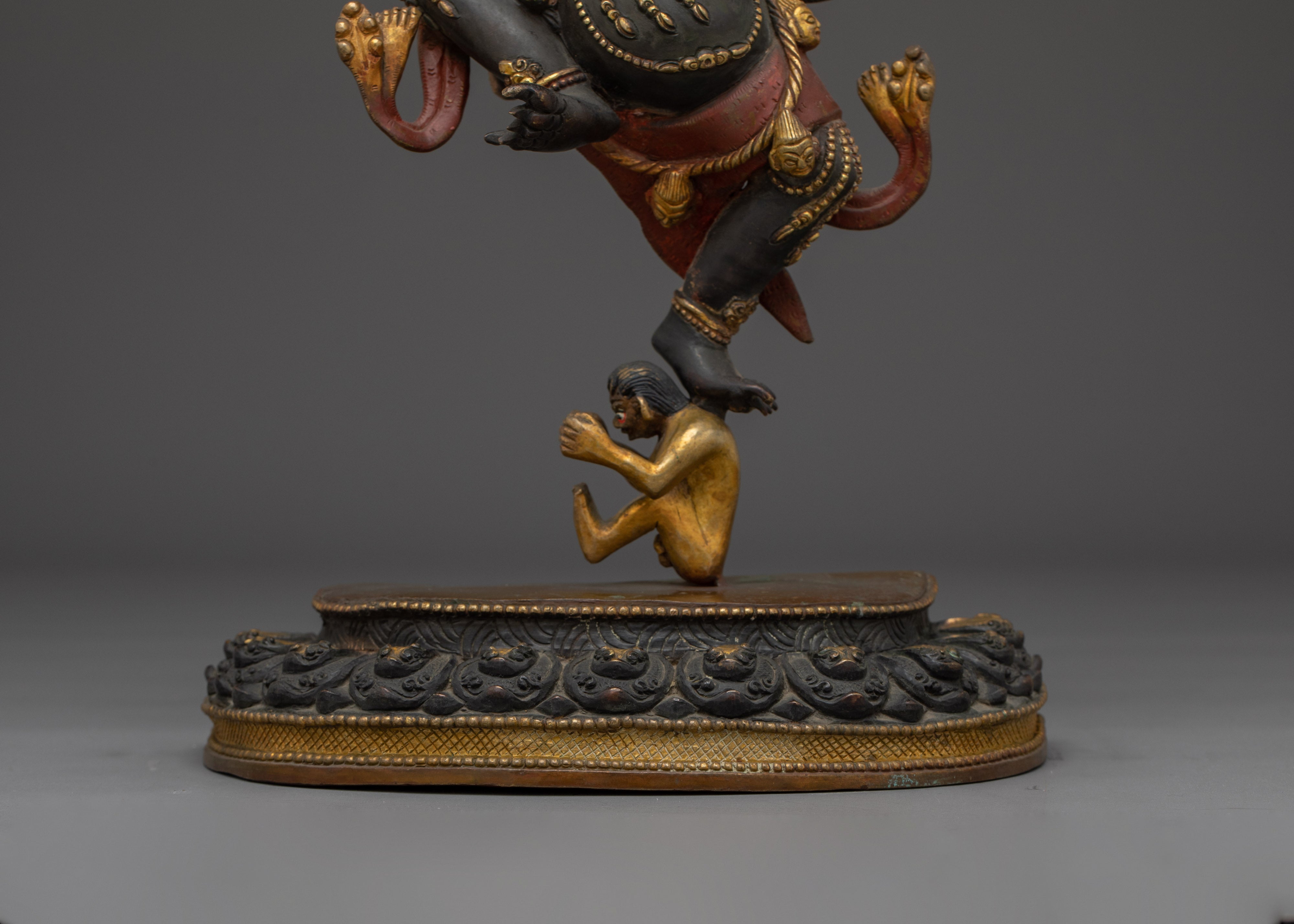 Mythical bird deity Garuda | Protector against Nagas