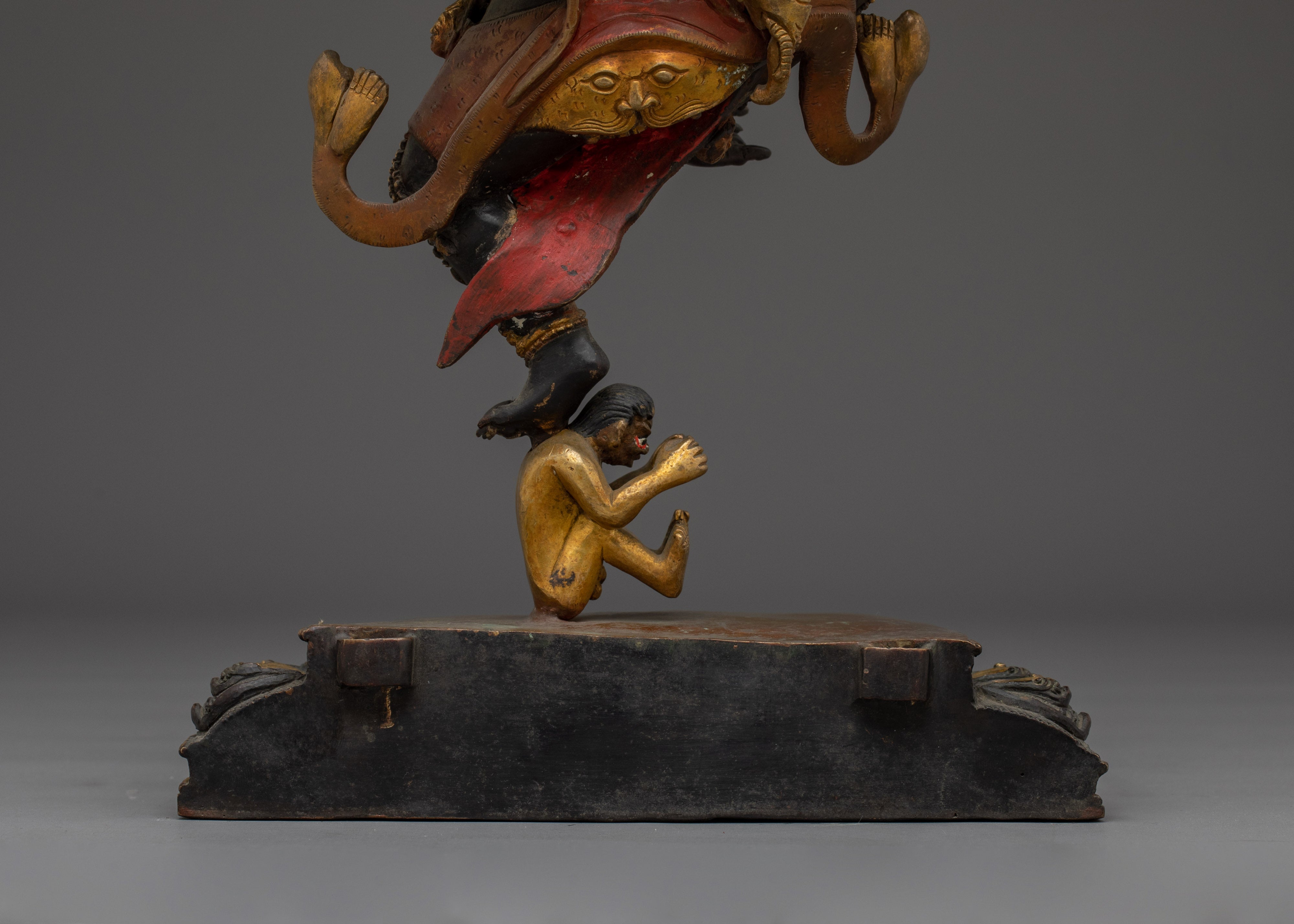 Mythical bird deity Garuda | Protector against Nagas