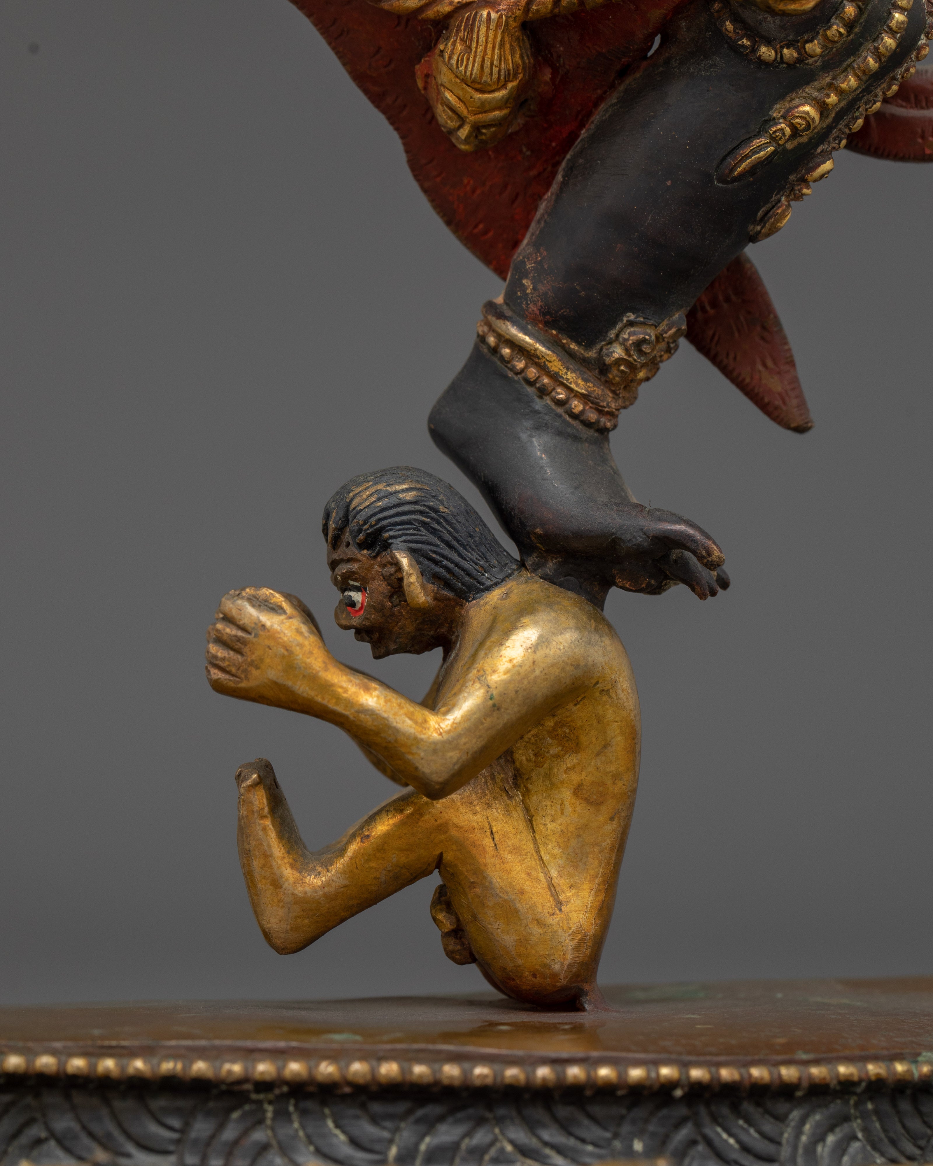 Mythical bird deity Garuda | Protector against Nagas