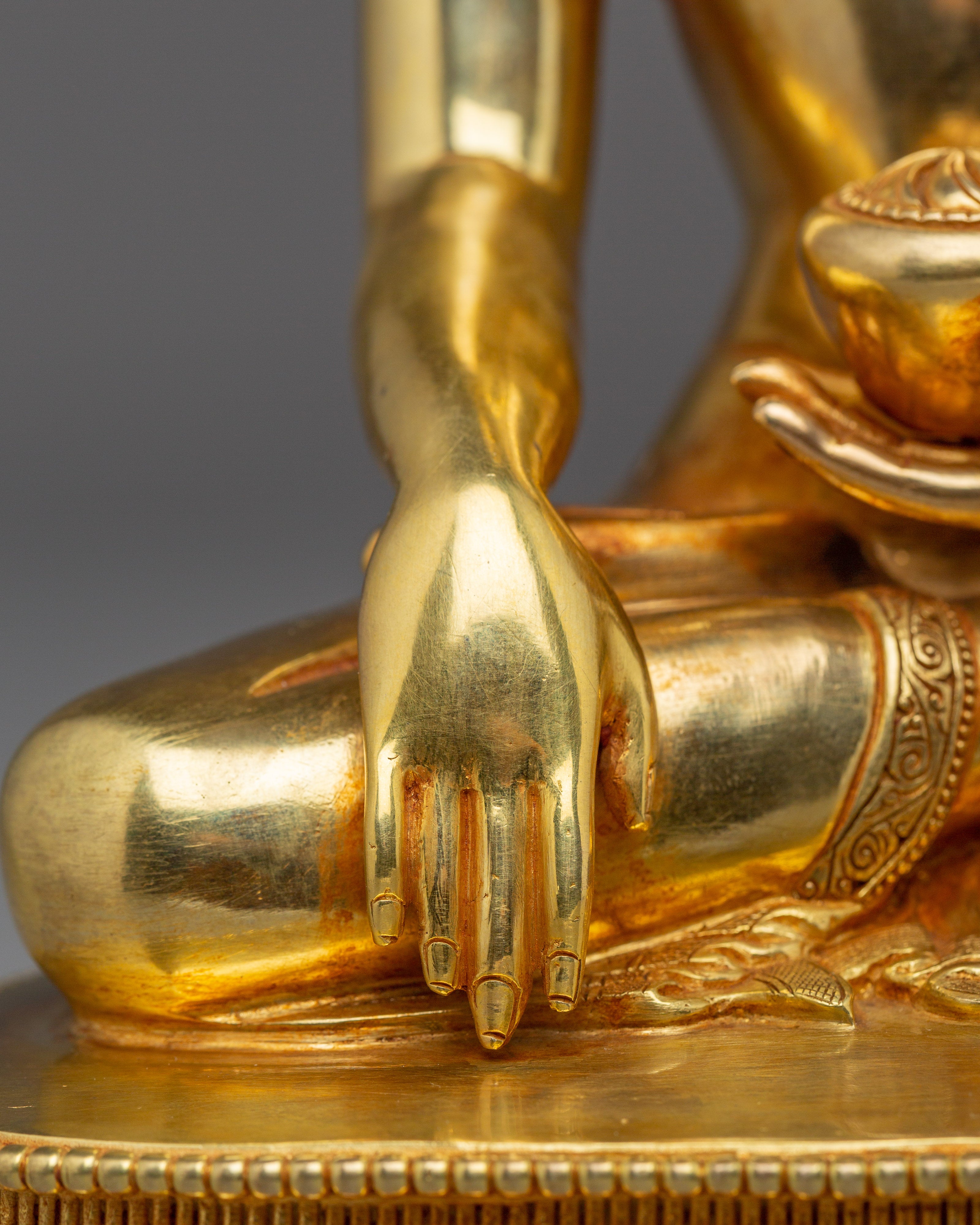 Golden Shakyamuni Buddha Statue: Dharma Decor
