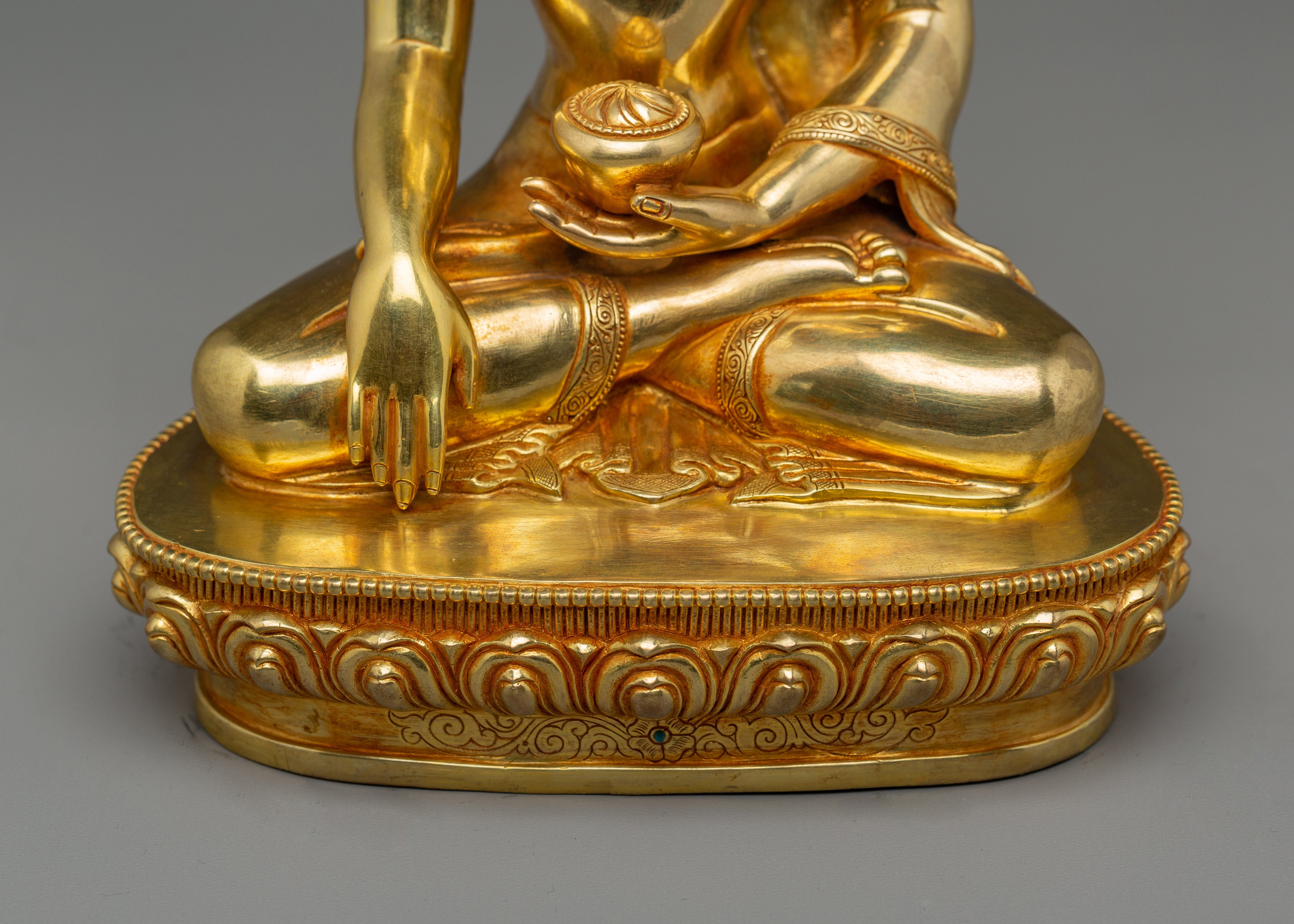 Golden Shakyamuni Buddha Statue: Dharma Decor