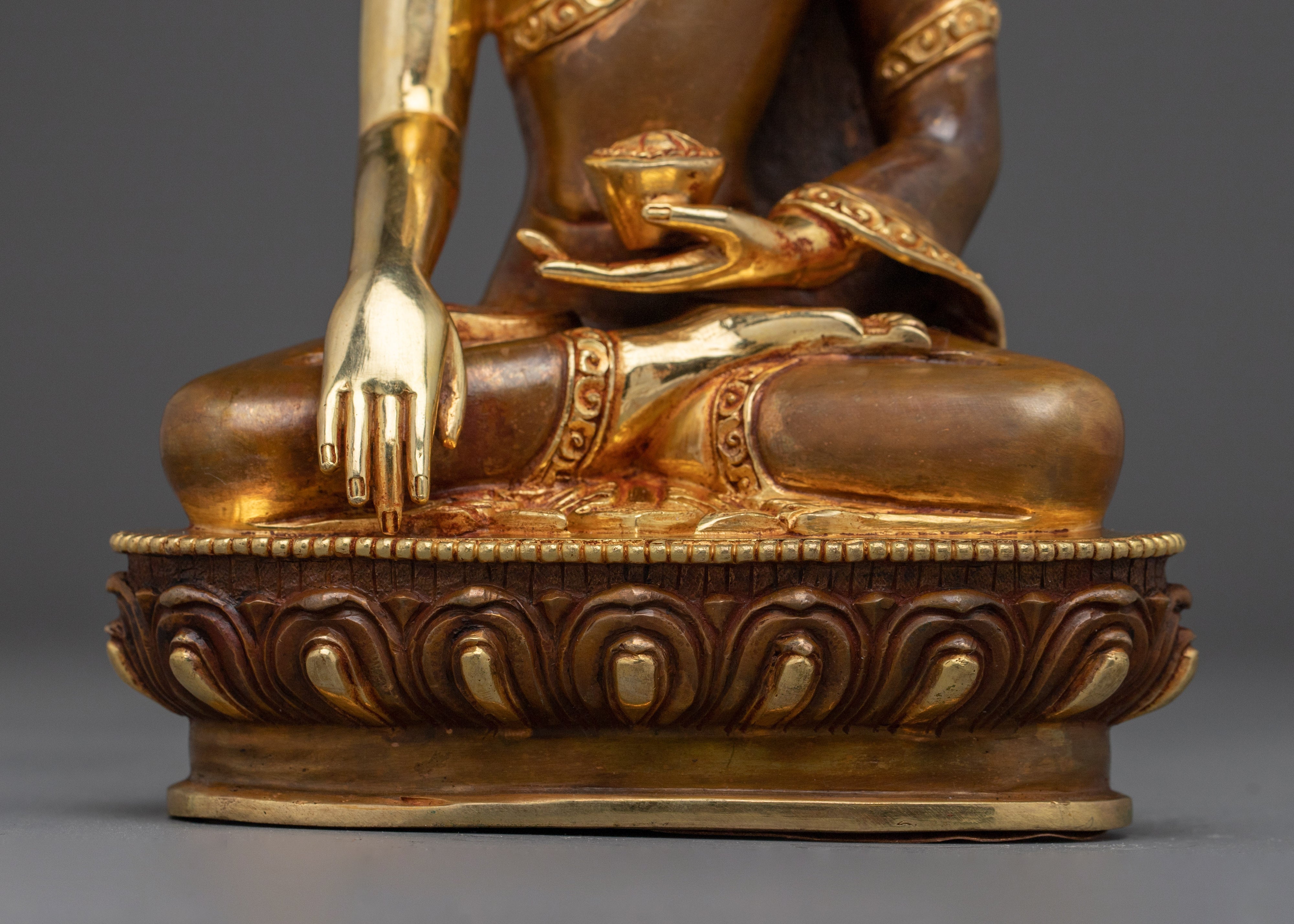Shakyamuni, Peaceful Buddha Golden Sculpture | Meditation Icon