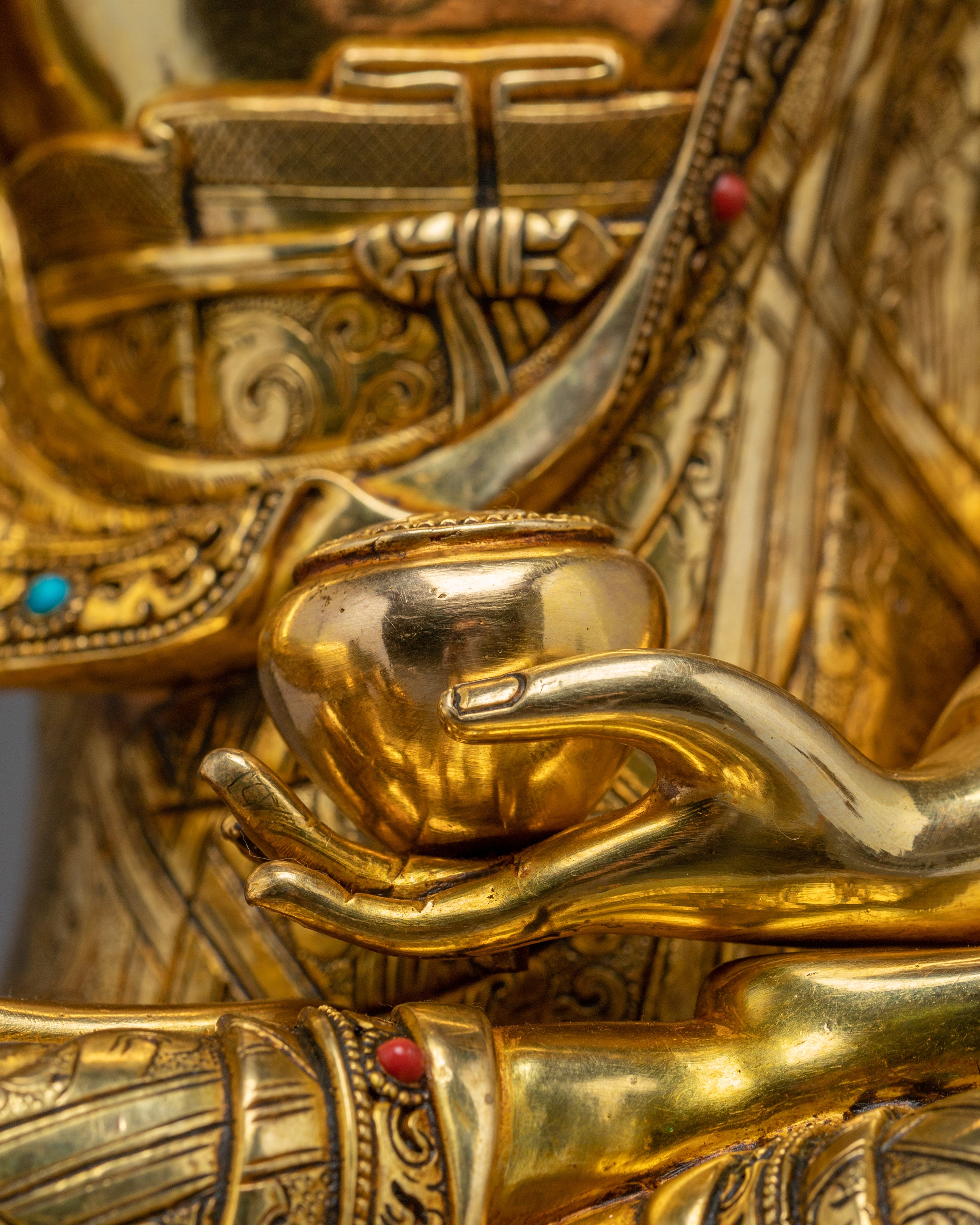 Peace and Enlightenment with the Shakyamuni Buddha in Throne Statue