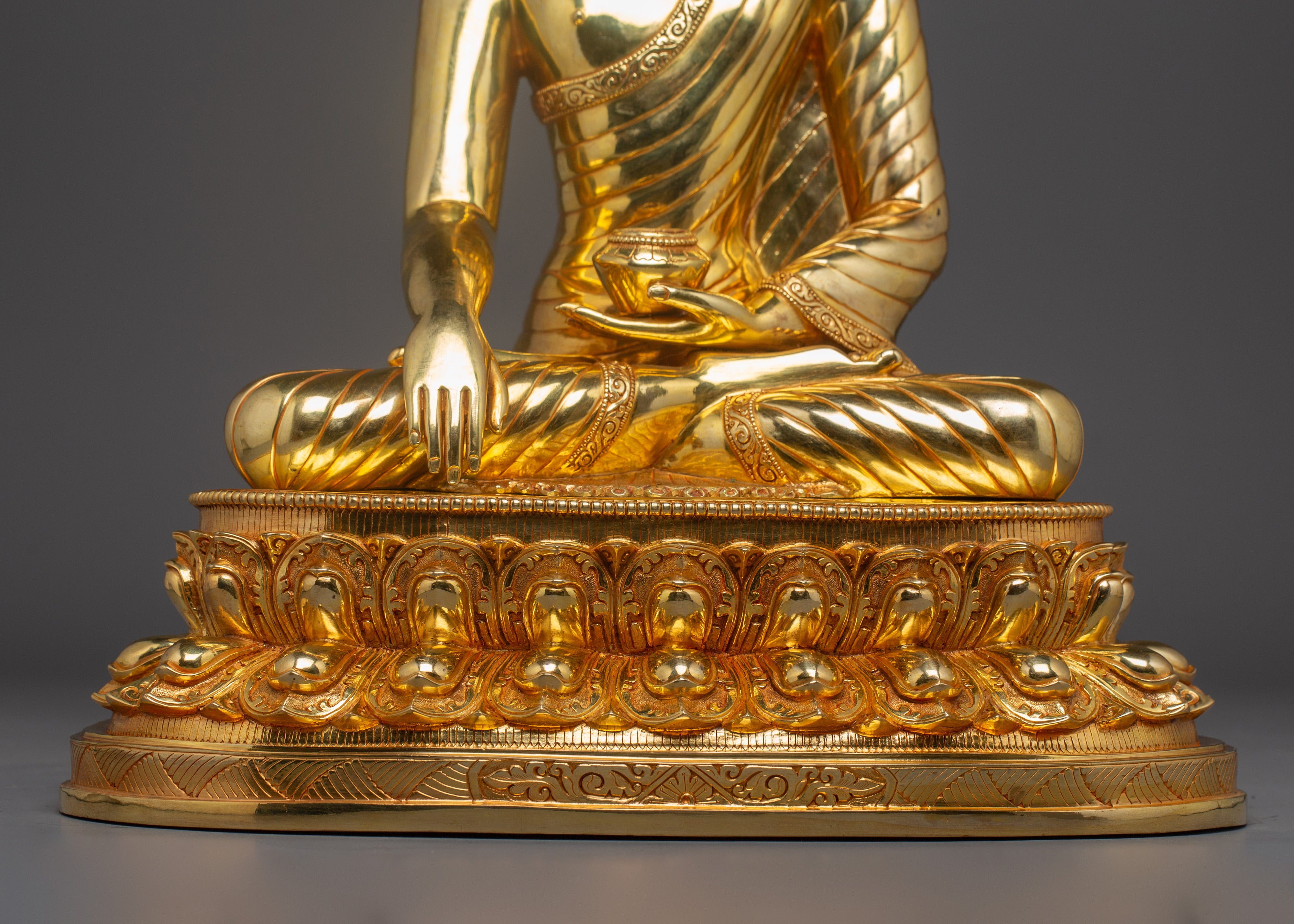 Shakyamuni Buddha Statue with a Radiant Halo