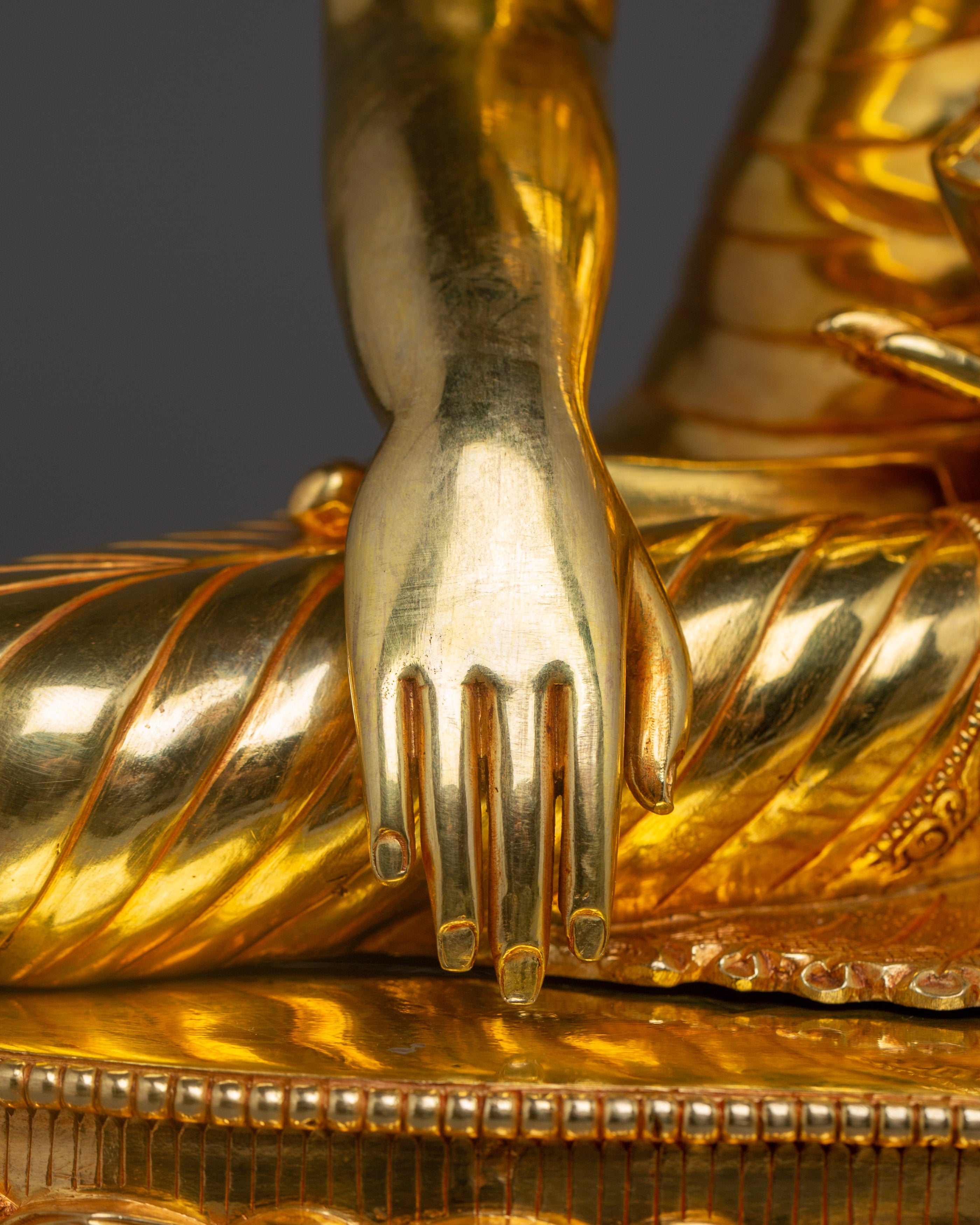 Shakyamuni Buddha Statue with a Radiant Halo