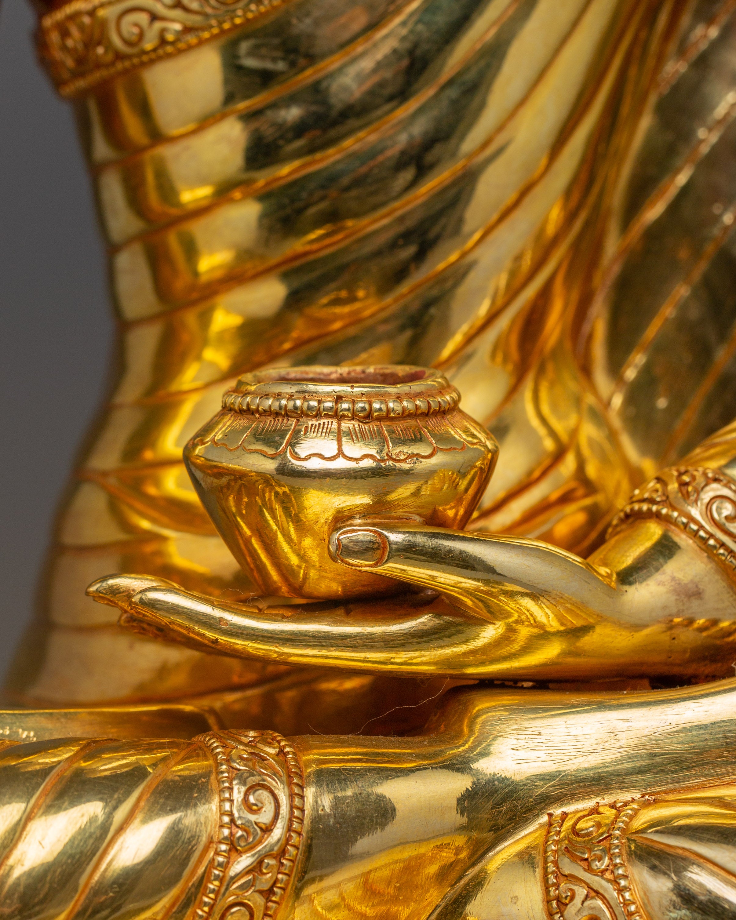 Shakyamuni Buddha Statue with a Radiant Halo