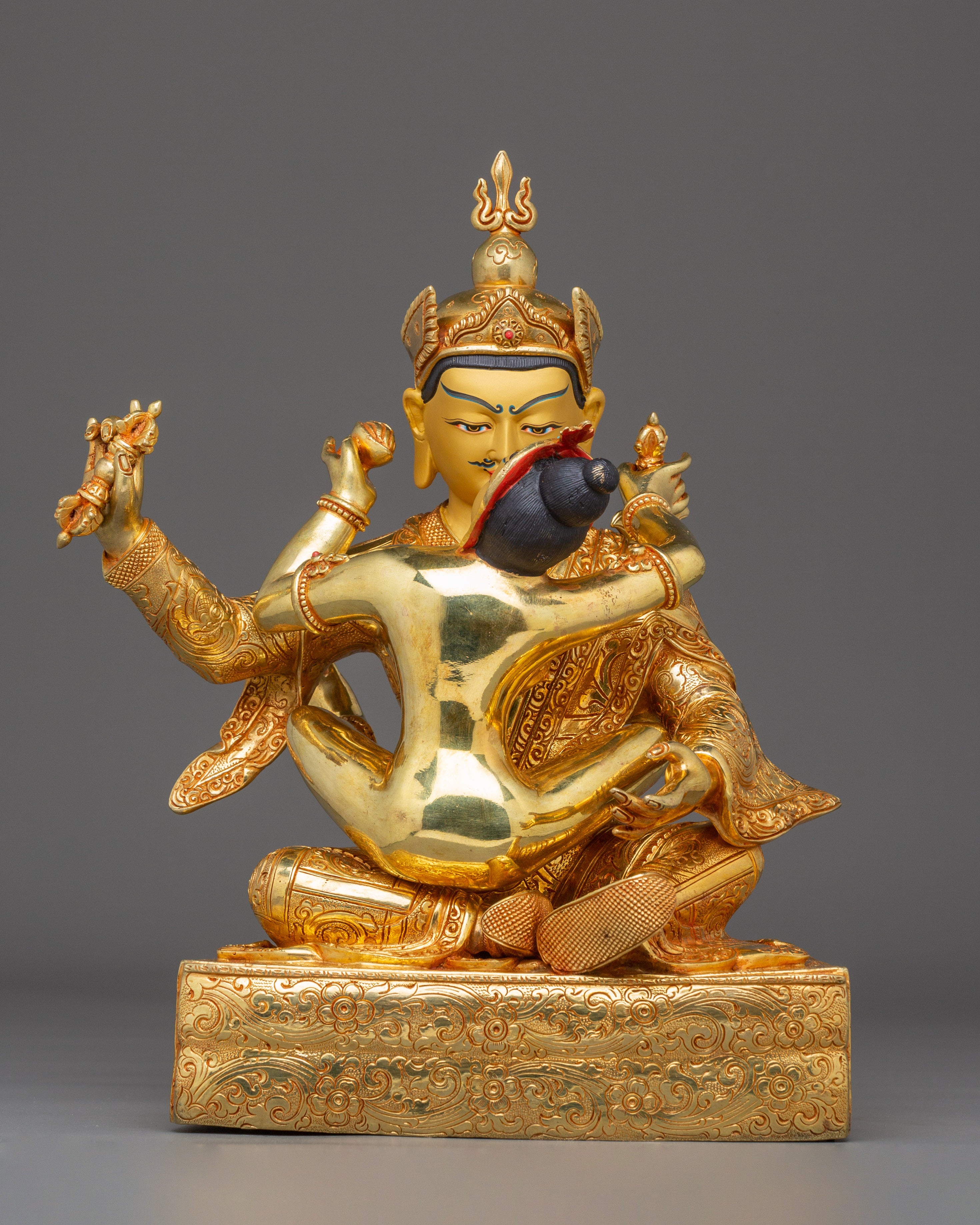 himalayan-guru-rinpoche-with-consort-statue
