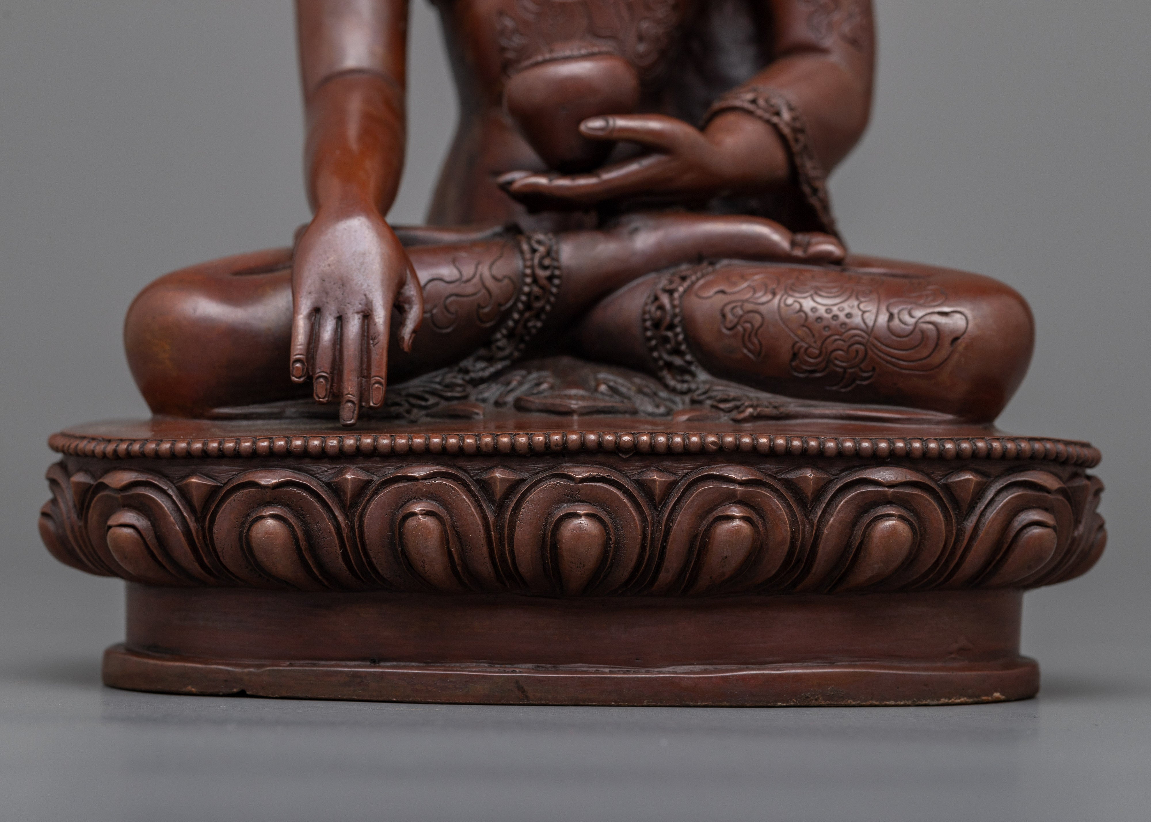 Embrace Serene Shakyamuni's Statue | Teachings of Buddhism