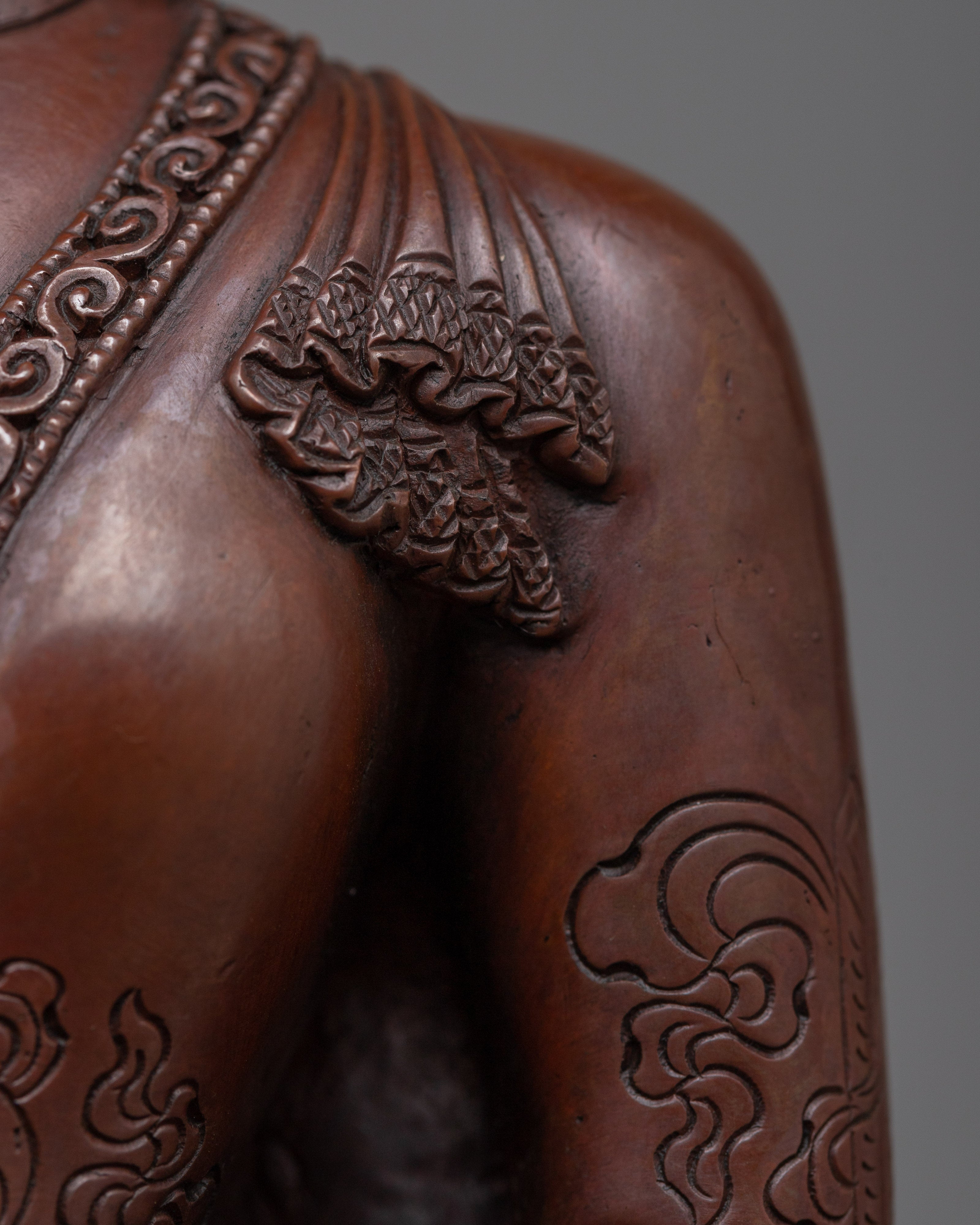 Embrace Serene Shakyamuni's Statue | Teachings of Buddhism