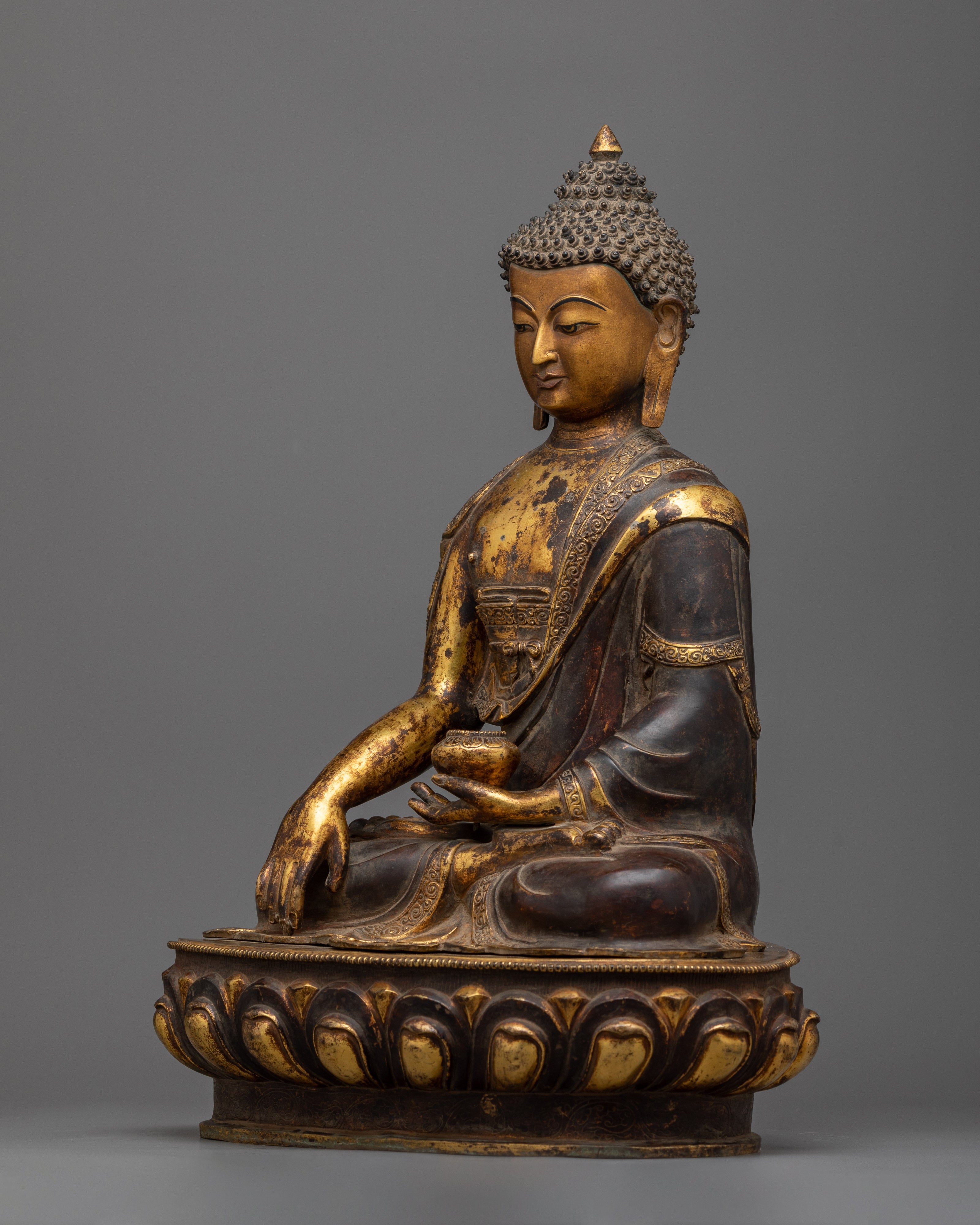 buddha-shakyamuni-seated-in-meditation-figure