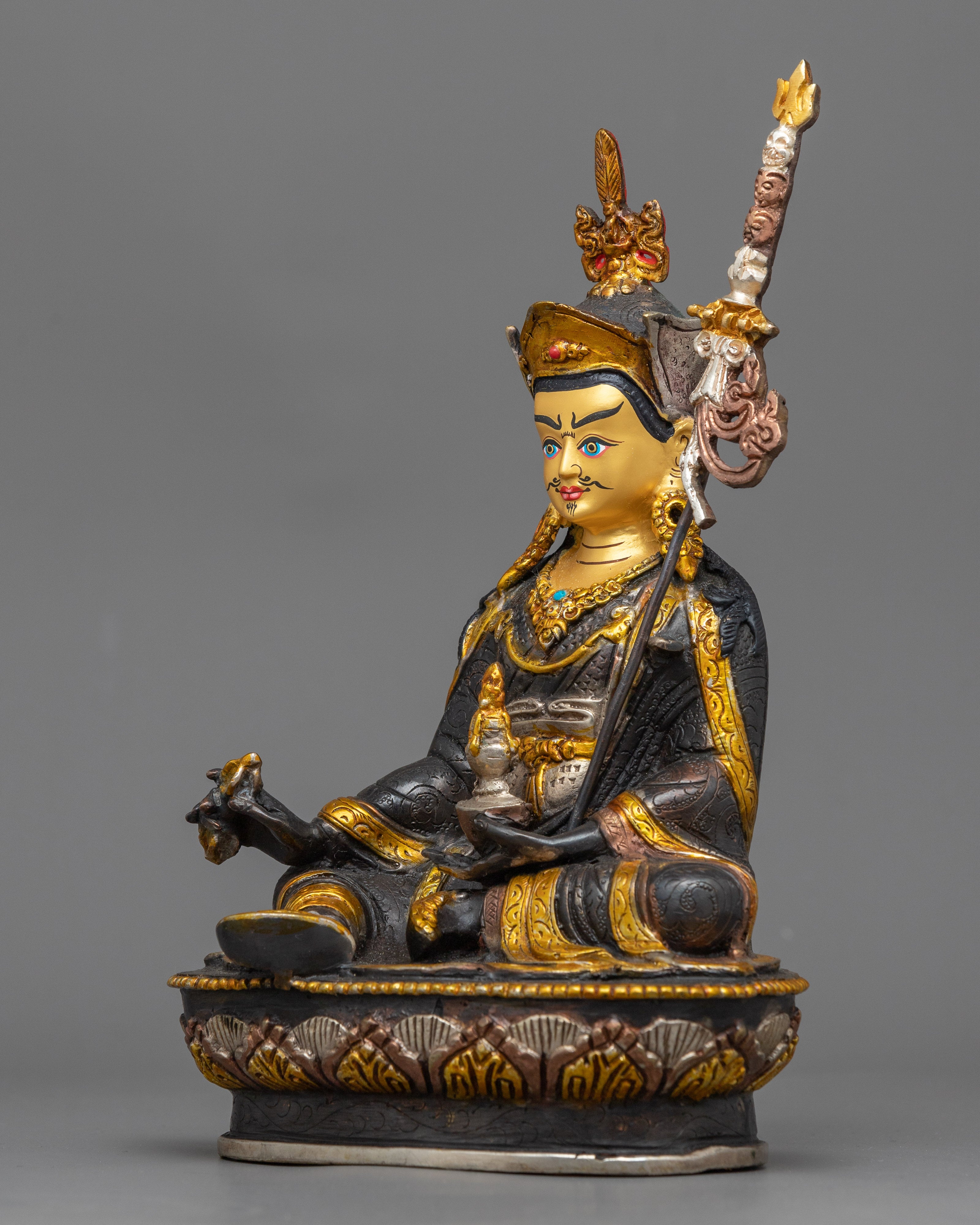 guru-rinpoche-image-on statue
