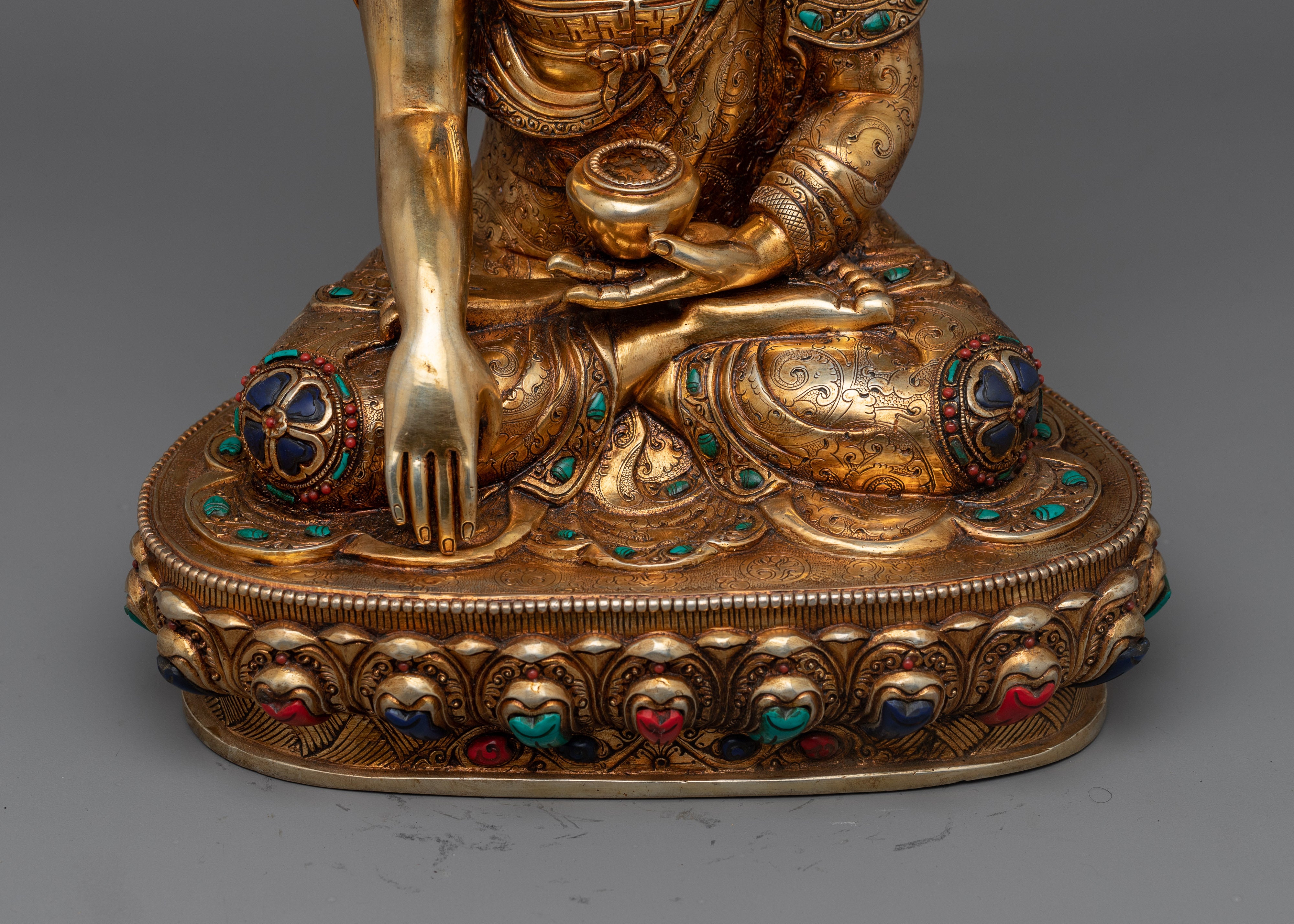 Tathagata Shakyamuni Buddha Statue | Radiant Beacon of Enlightenment