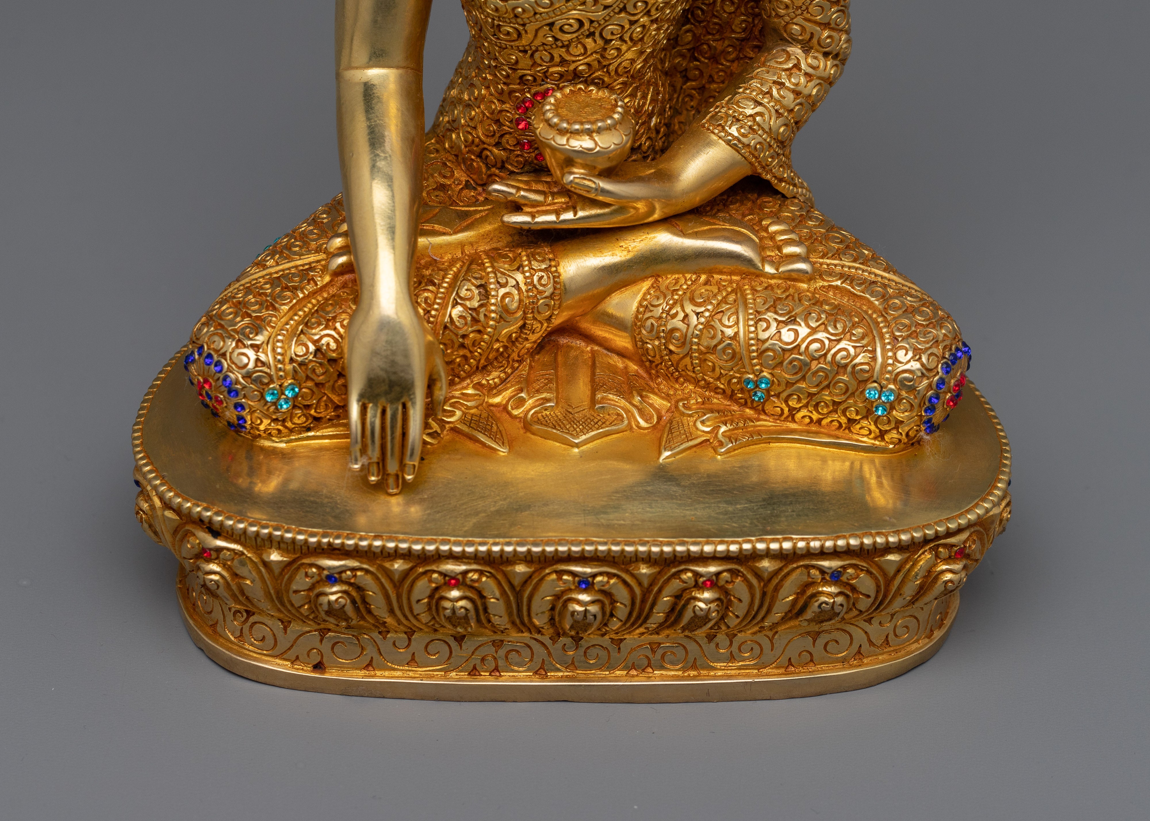 Serene Shakyamuni Buddhah Statue | Radiating Peace and Enlightenment