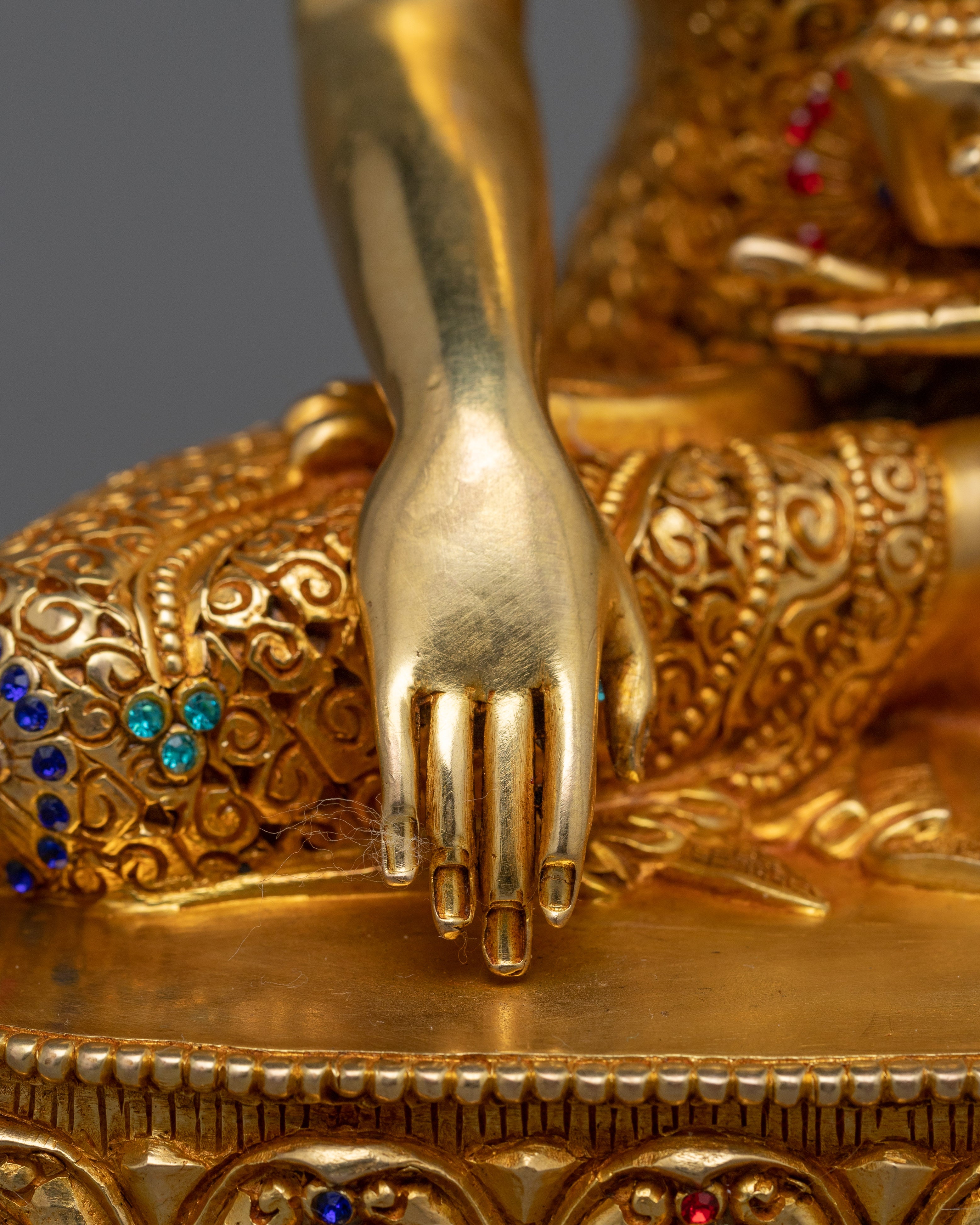 Serene Shakyamuni Buddhah Statue | Radiating Peace and Enlightenment