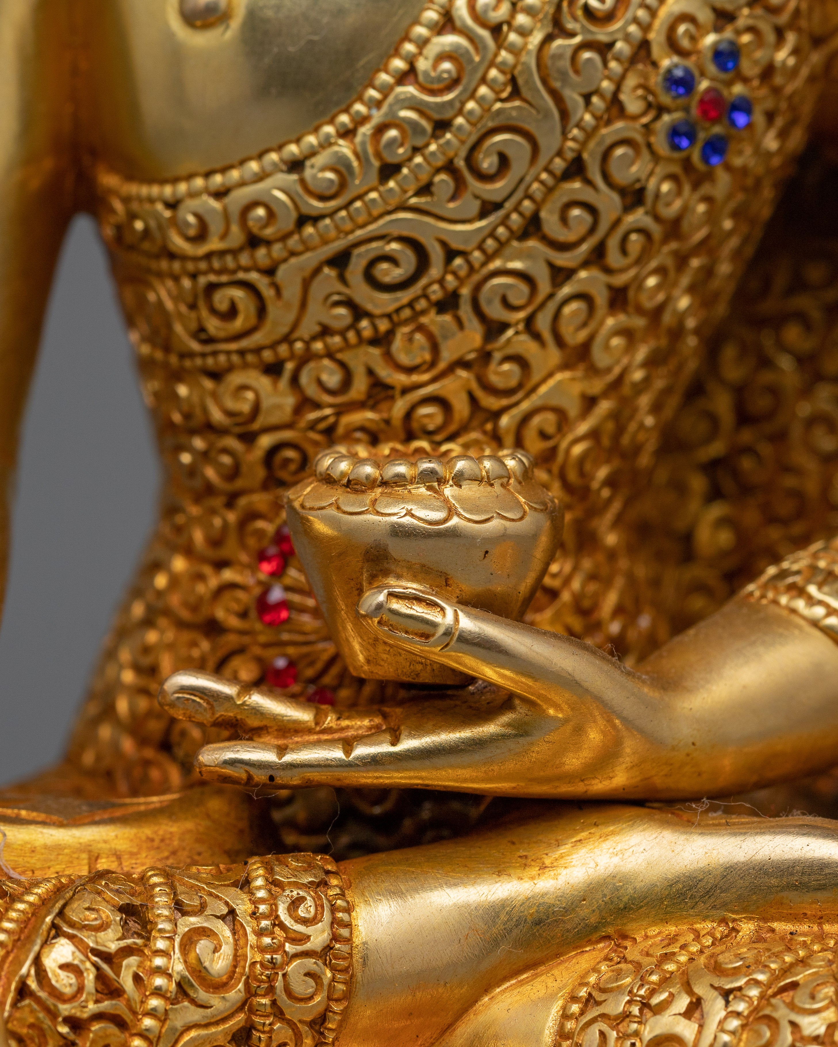 Serene Shakyamuni Buddhah Statue | Radiating Peace and Enlightenment