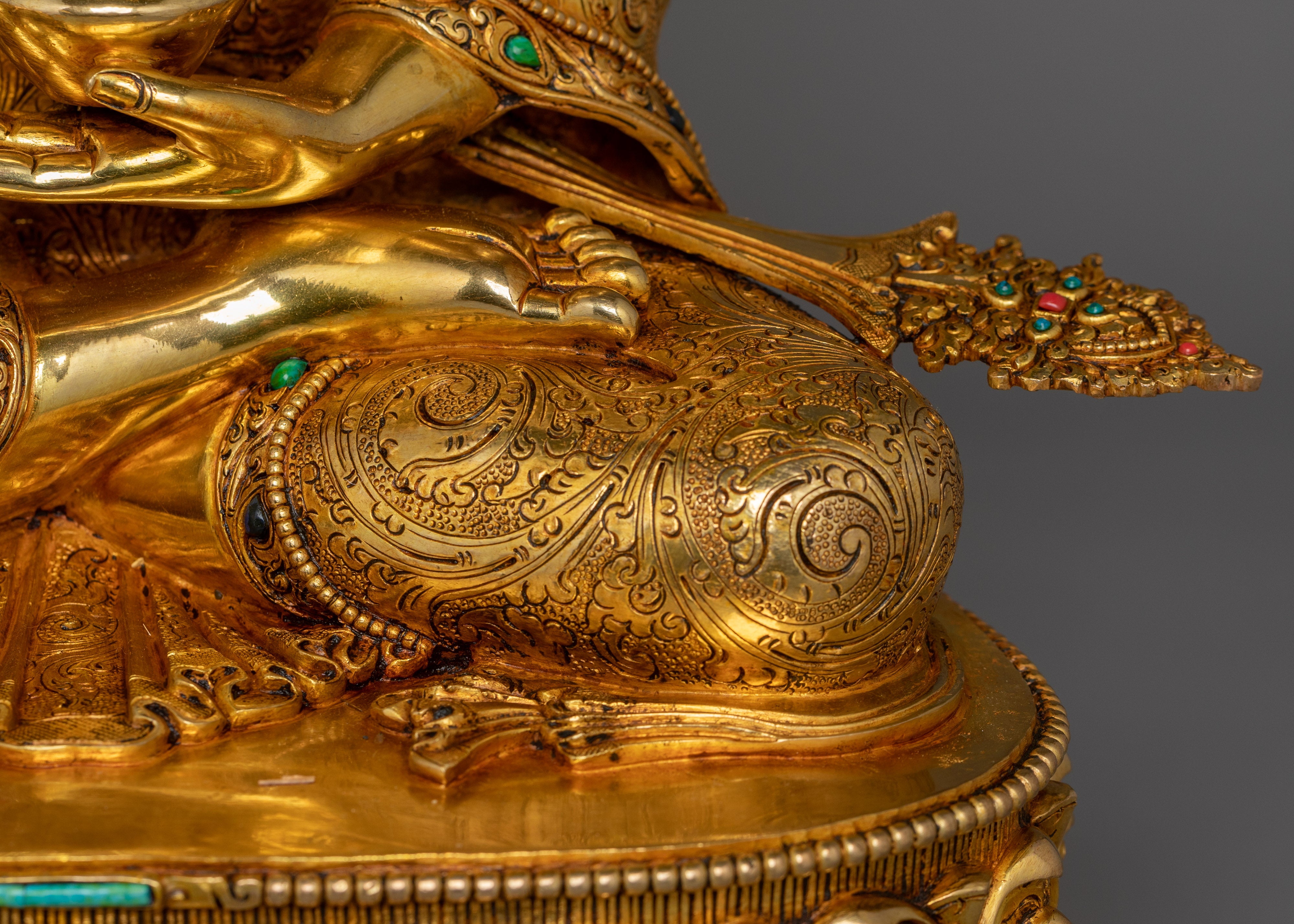 Divine Statue of Shakyamuni Buddha | The Teachings of Compassion and Serenity