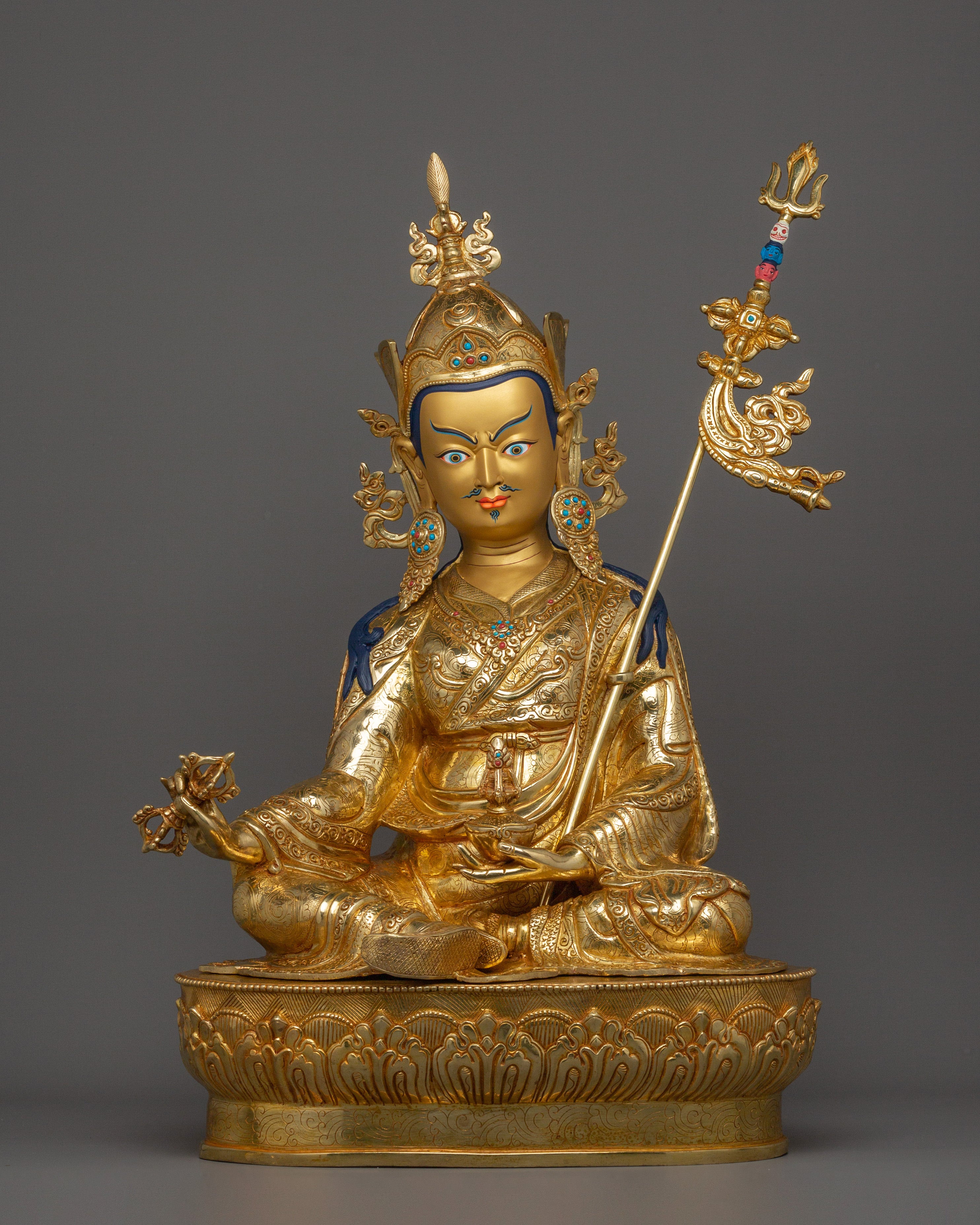 master-of-tantras-guru-rinpoche-statue