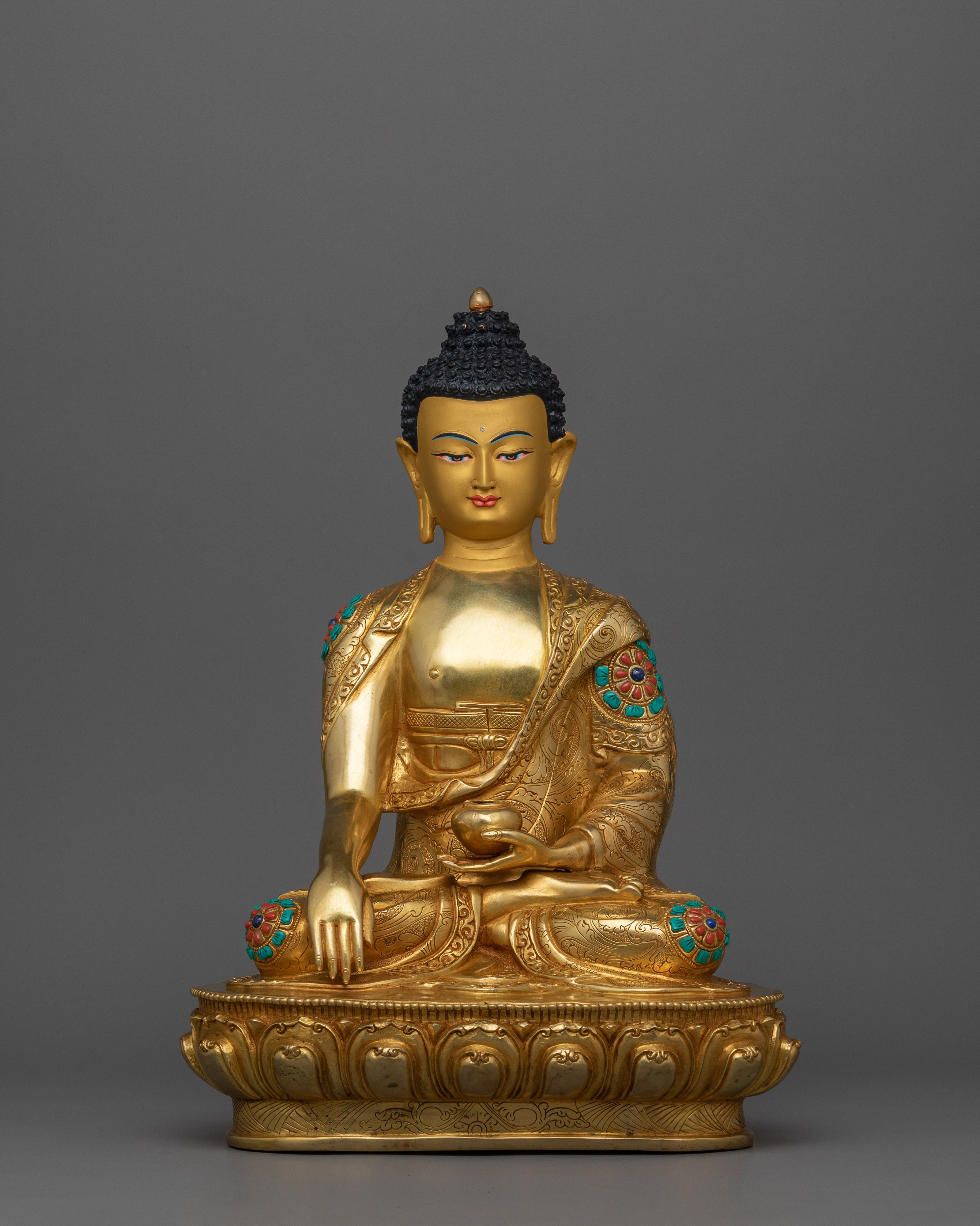 sculpture-of-enlightened-teacher-shakyamuni-buddha