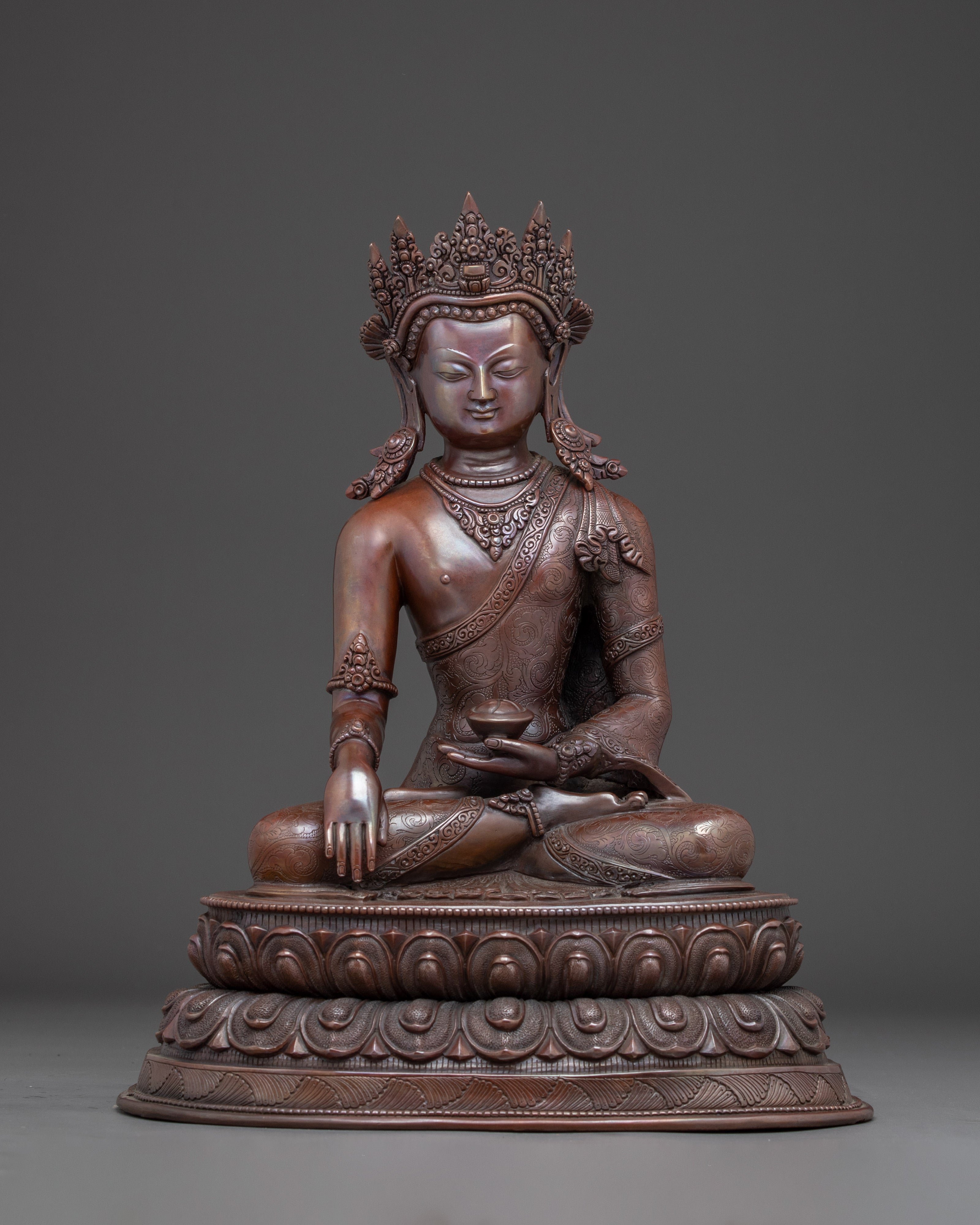Statue of Crowned Shakyamuni buddha