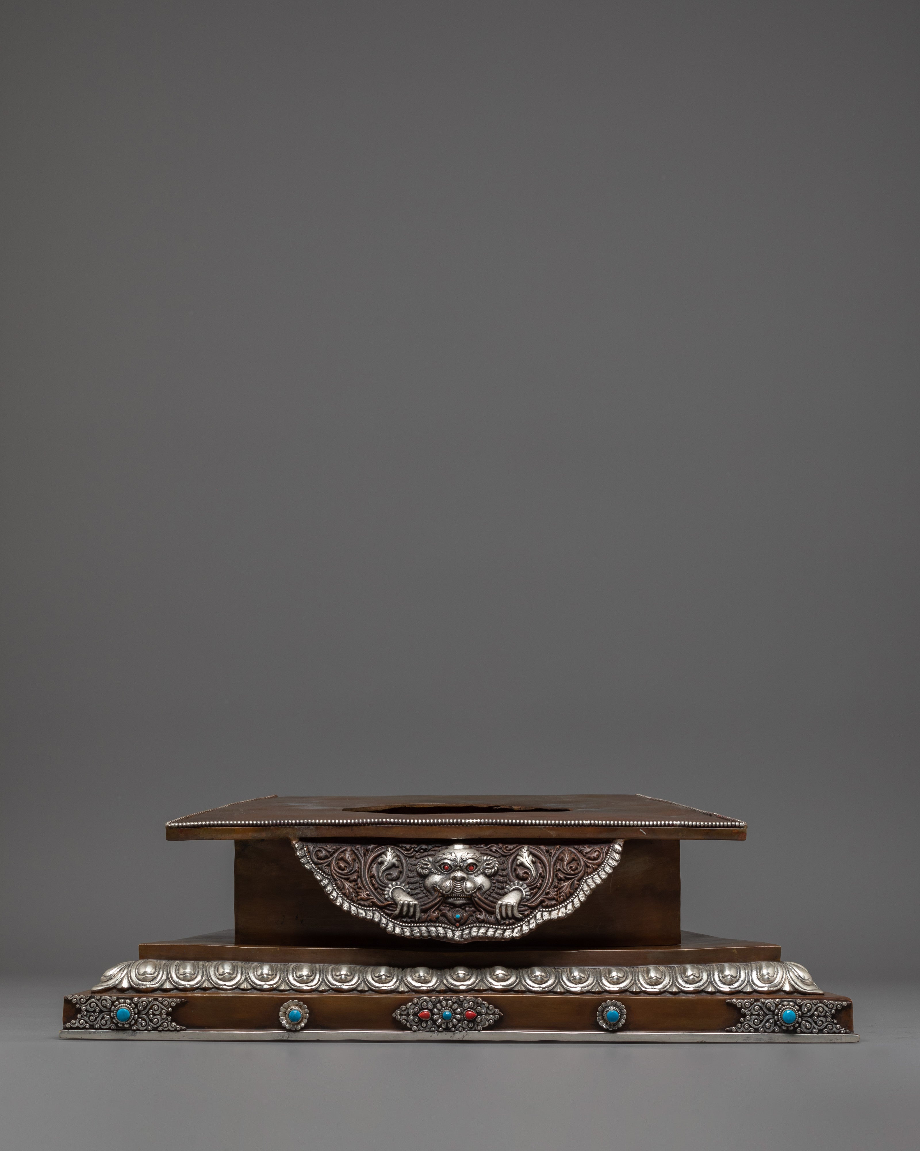 Statue Throne