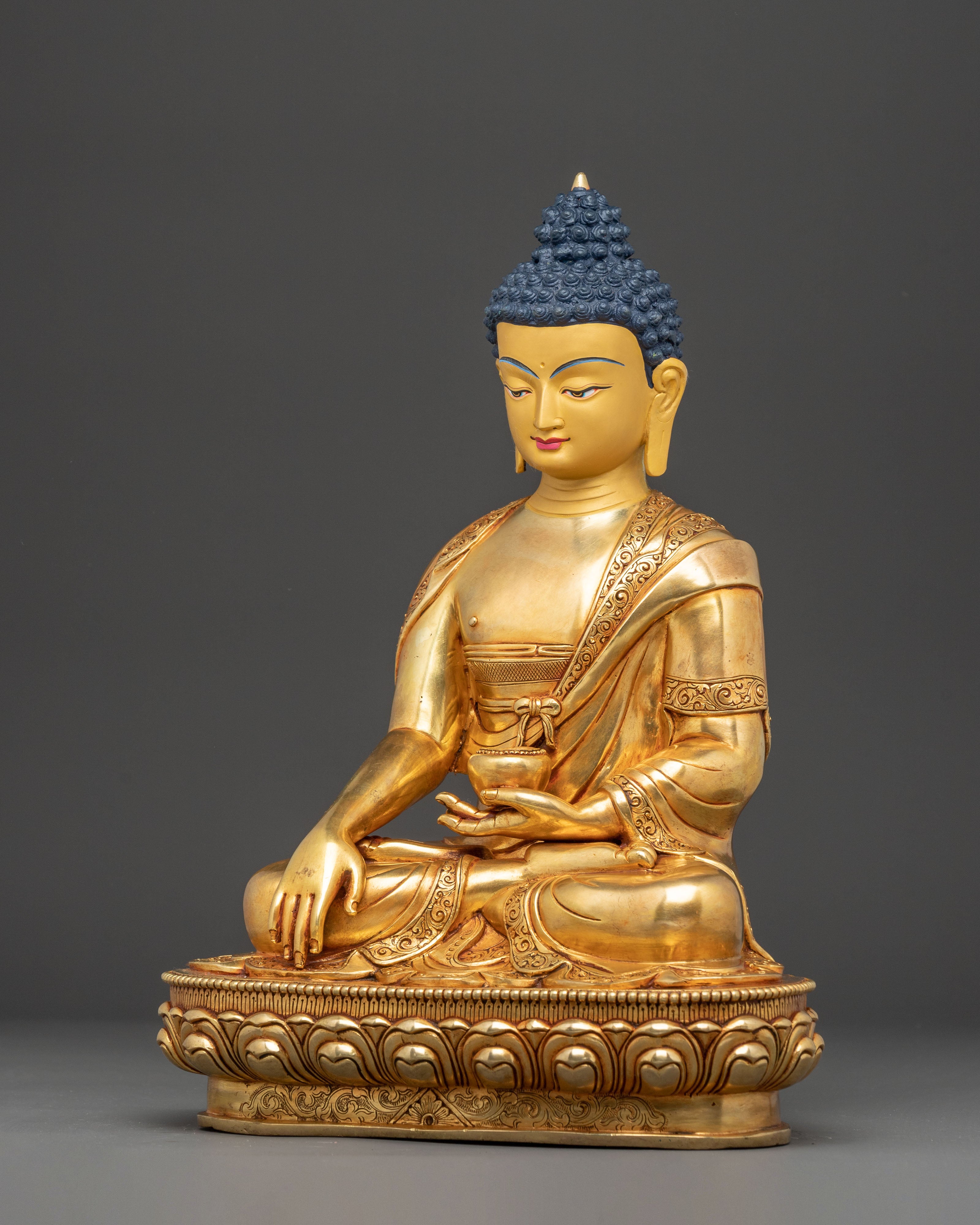 Handmade Radiant Sculpture of Buddha Shakyamuni