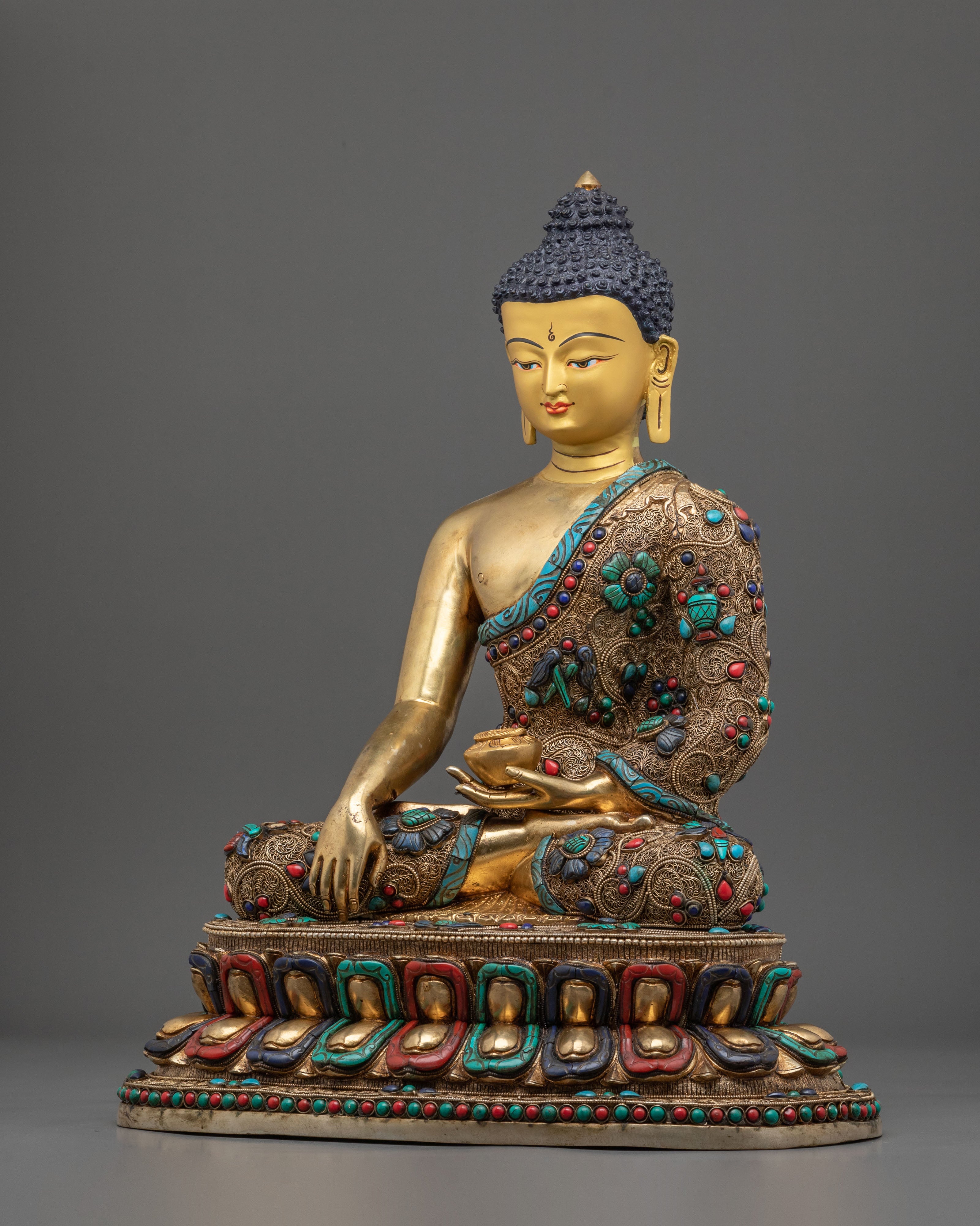 A Serene Shakyasimha Shakyamuni Statue: Symbol of Peace
