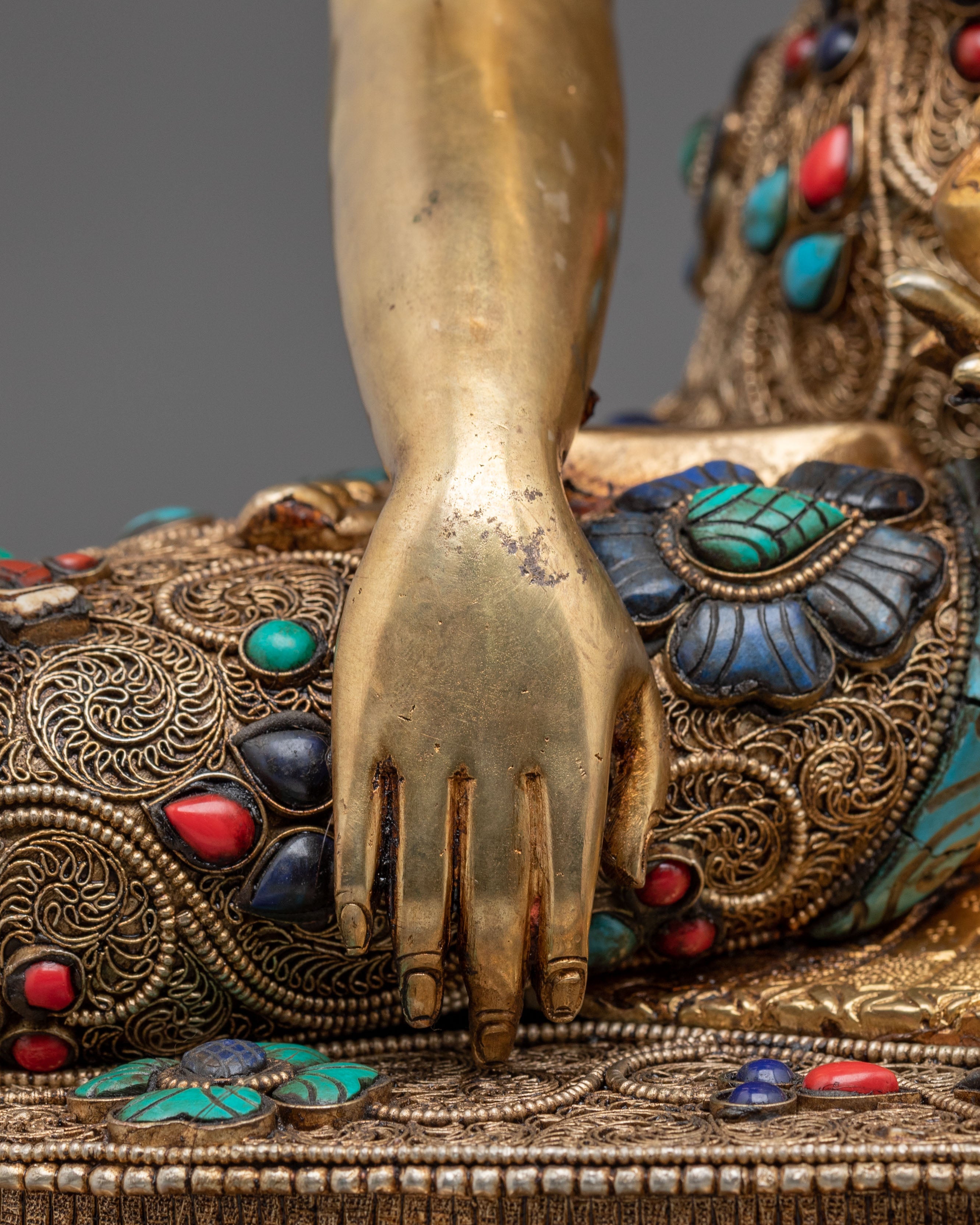 A Serene Shakyasimha Shakyamuni Statue: Symbol of Peace