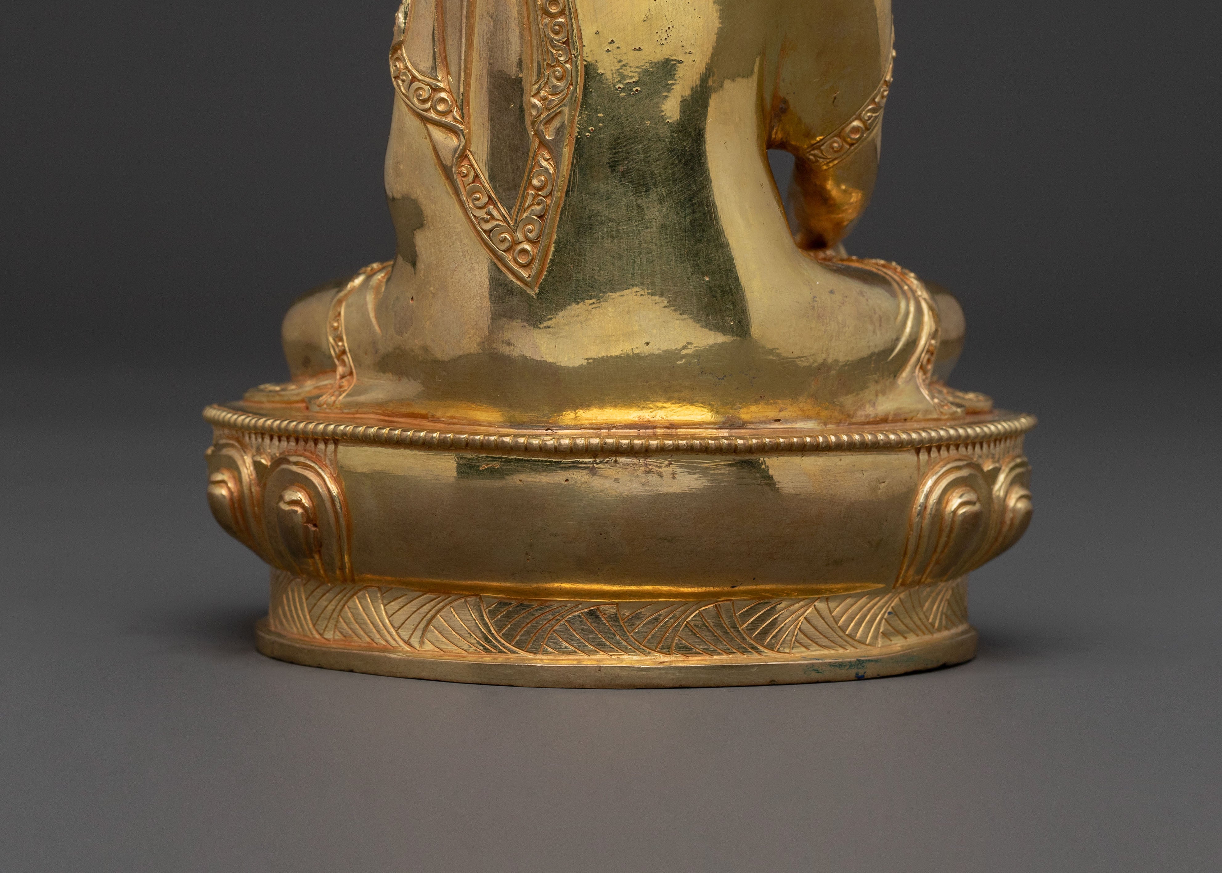Shakyamuni Buddha Serene Golden Statue – Handcrafted Perfection