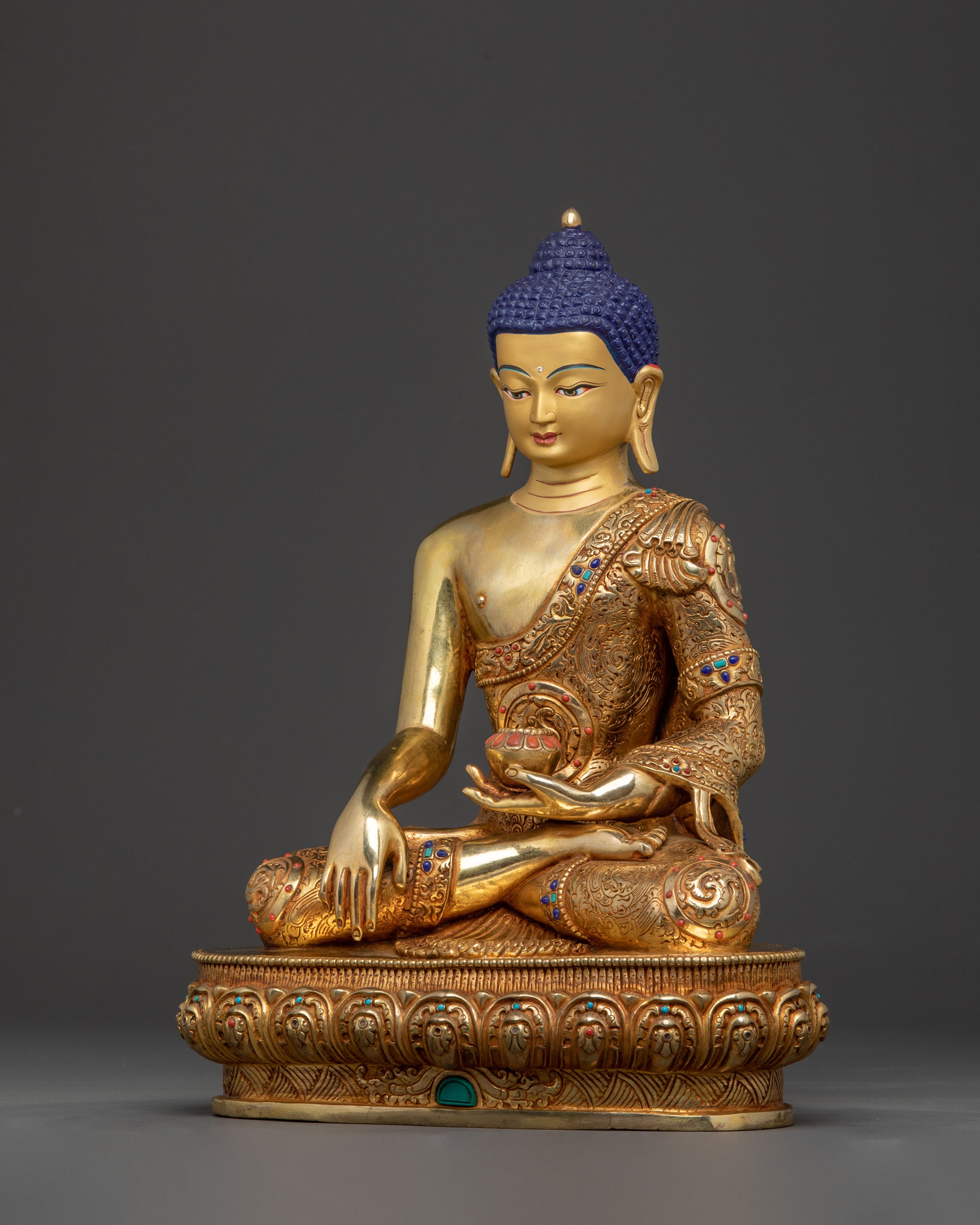 Shakyamuni Buddha Peace Statue: Gilded Serenity