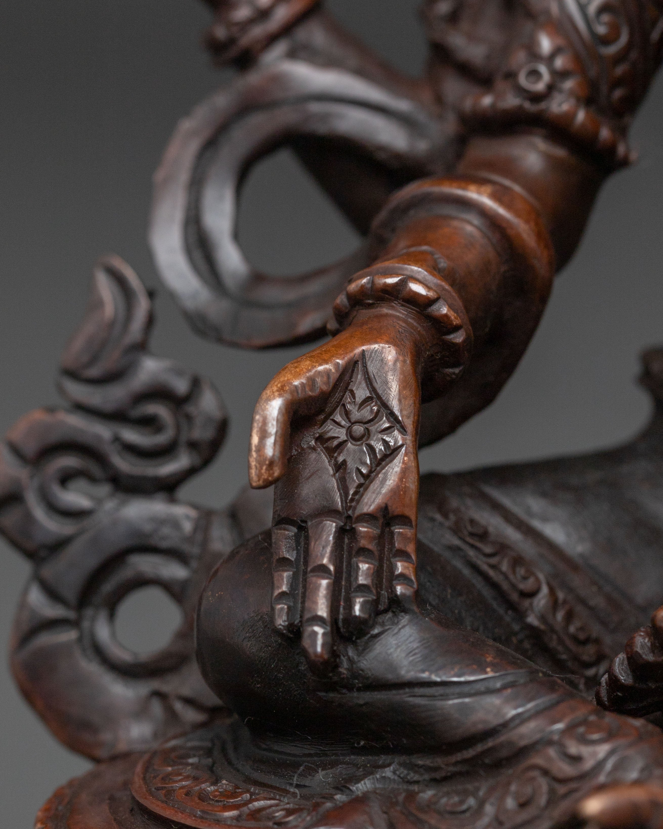 Goddess Laxmi Statue: Embodiment of Fortune