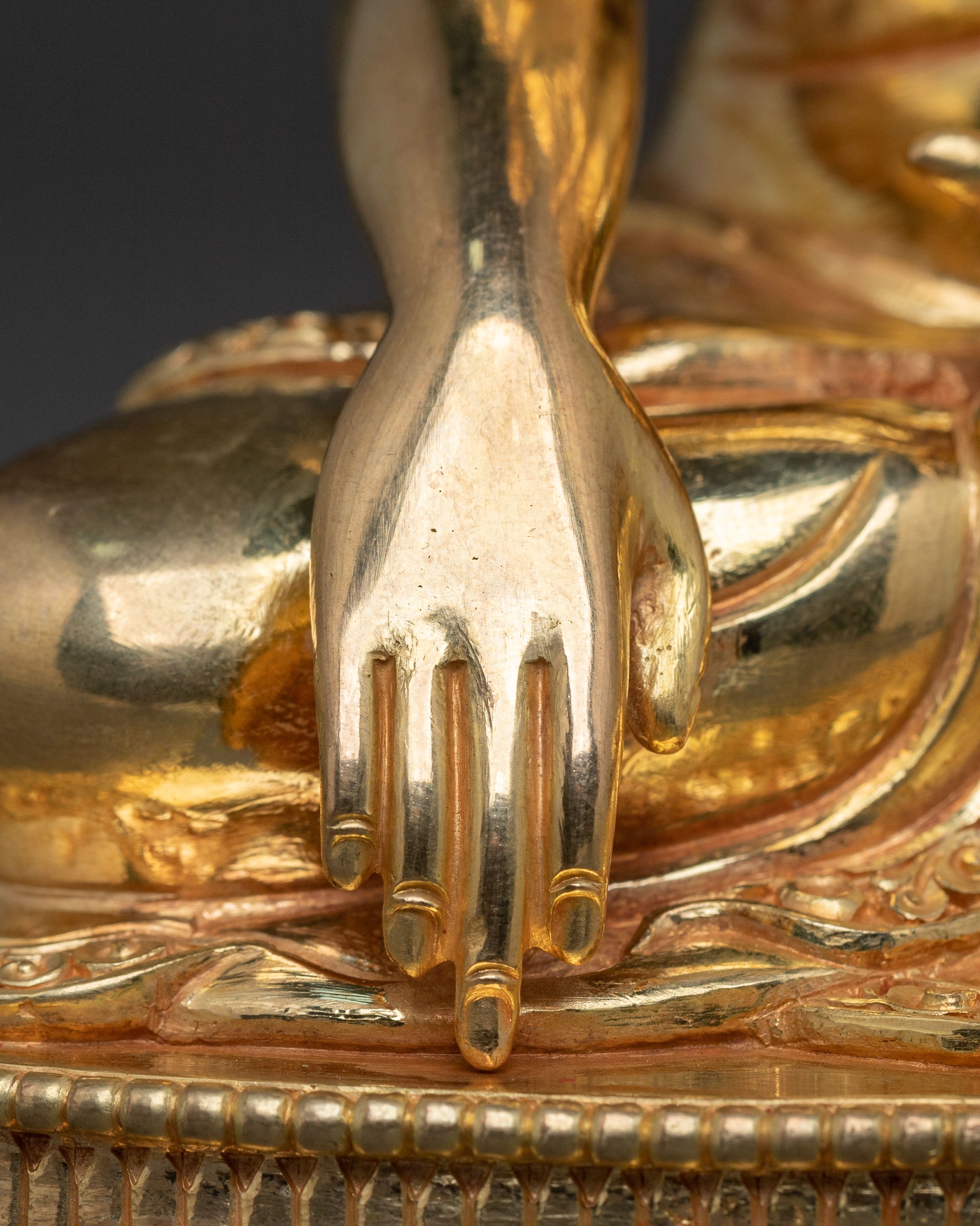 Shakyamuni Buddha Serene Golden Statue – Handcrafted Perfection