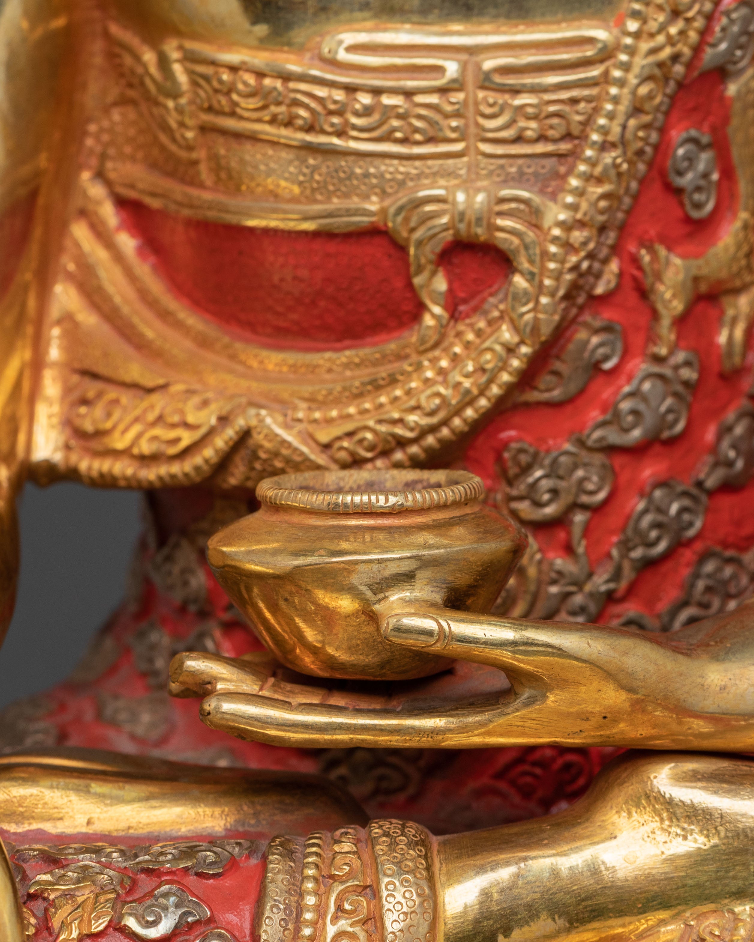 Shakyamuni Buddha Golden Statue: Enlightened Presence