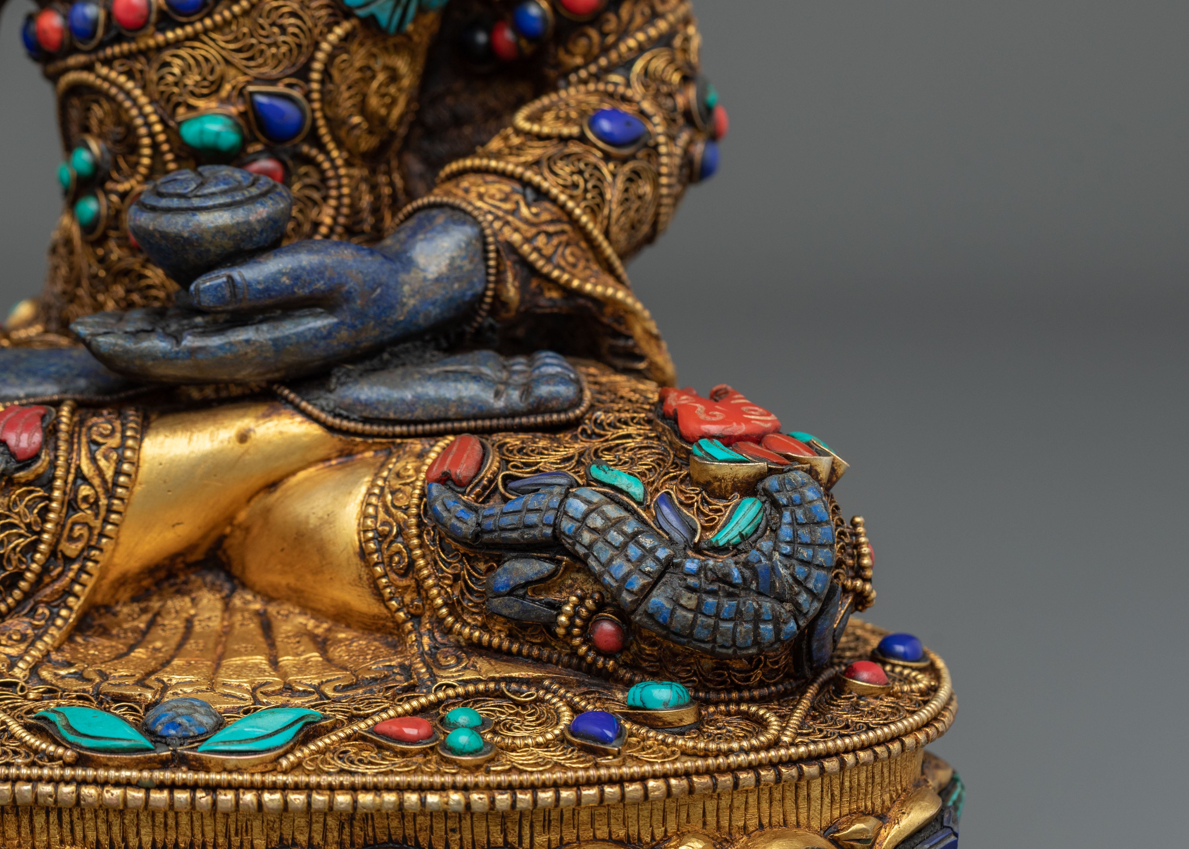 Shakyamuni Buddha Statue: Embodiment of Peace and Wisdom