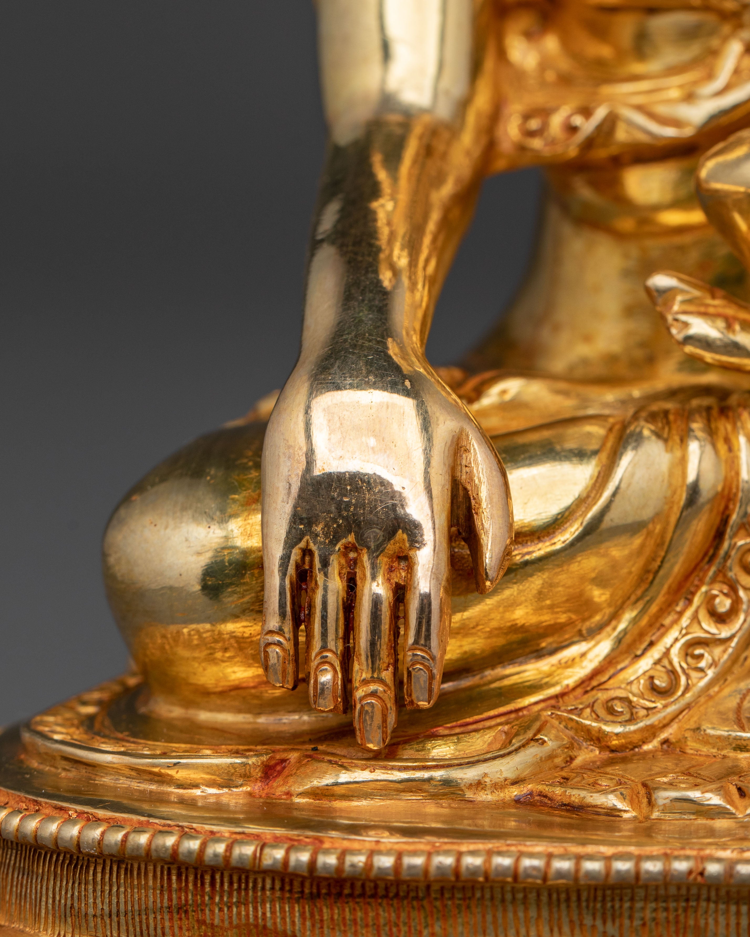 Traditional Shakyamuni Buddha Golden Statue – Handcrafted Serenity
