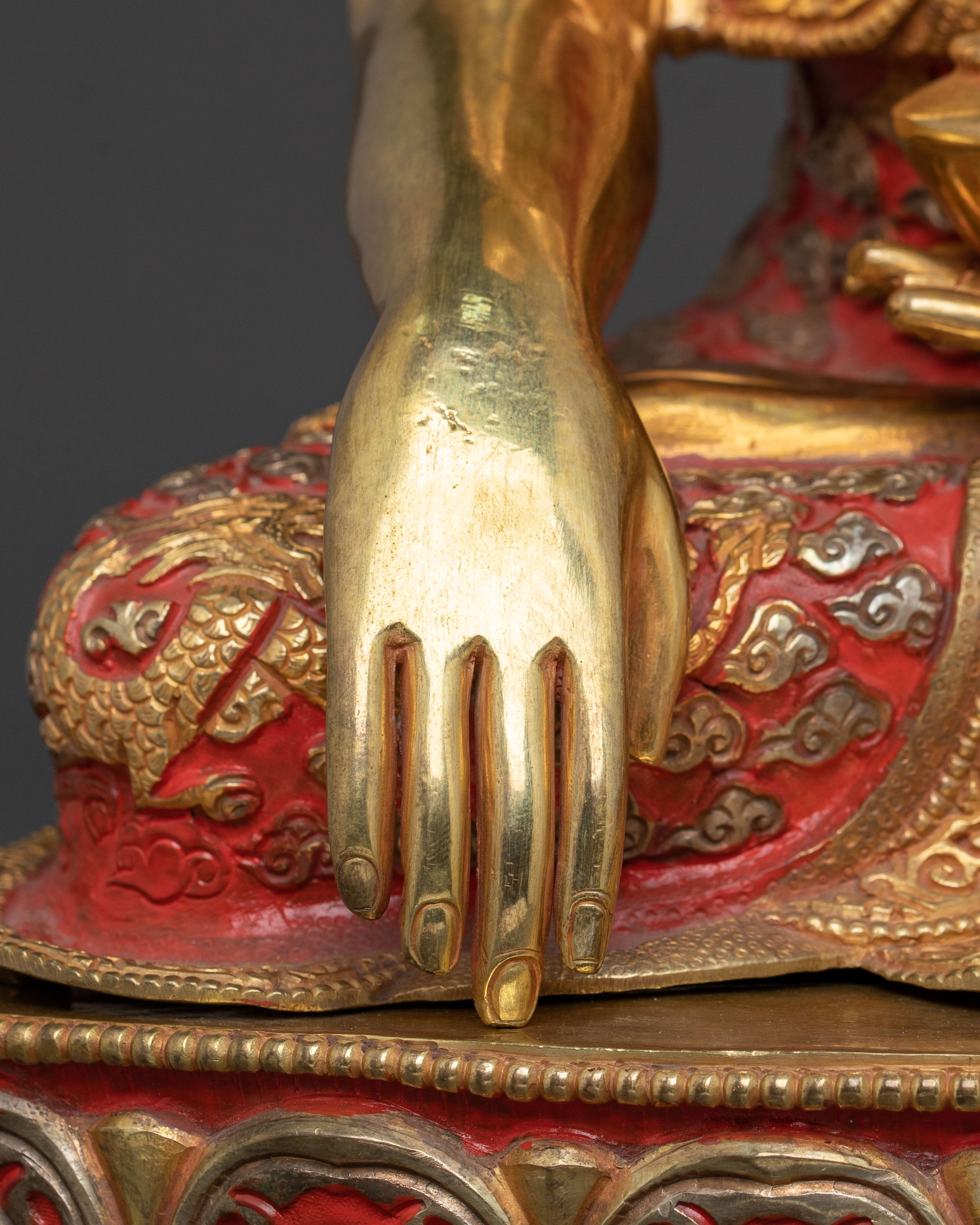 Shakyamuni Buddha Golden Statue: Enlightened Presence