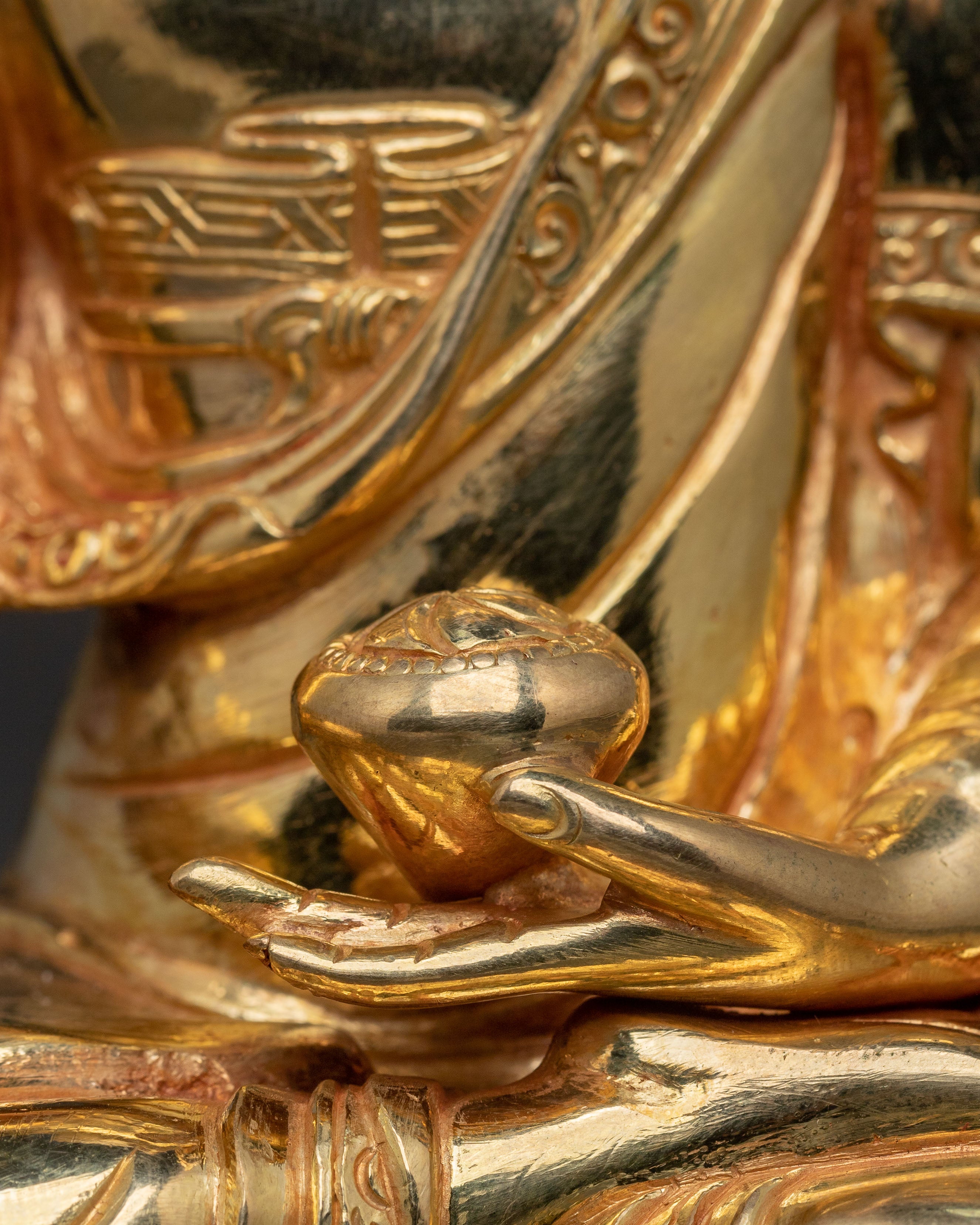 Shakyamuni Buddha Serene Golden Statue – Handcrafted Perfection