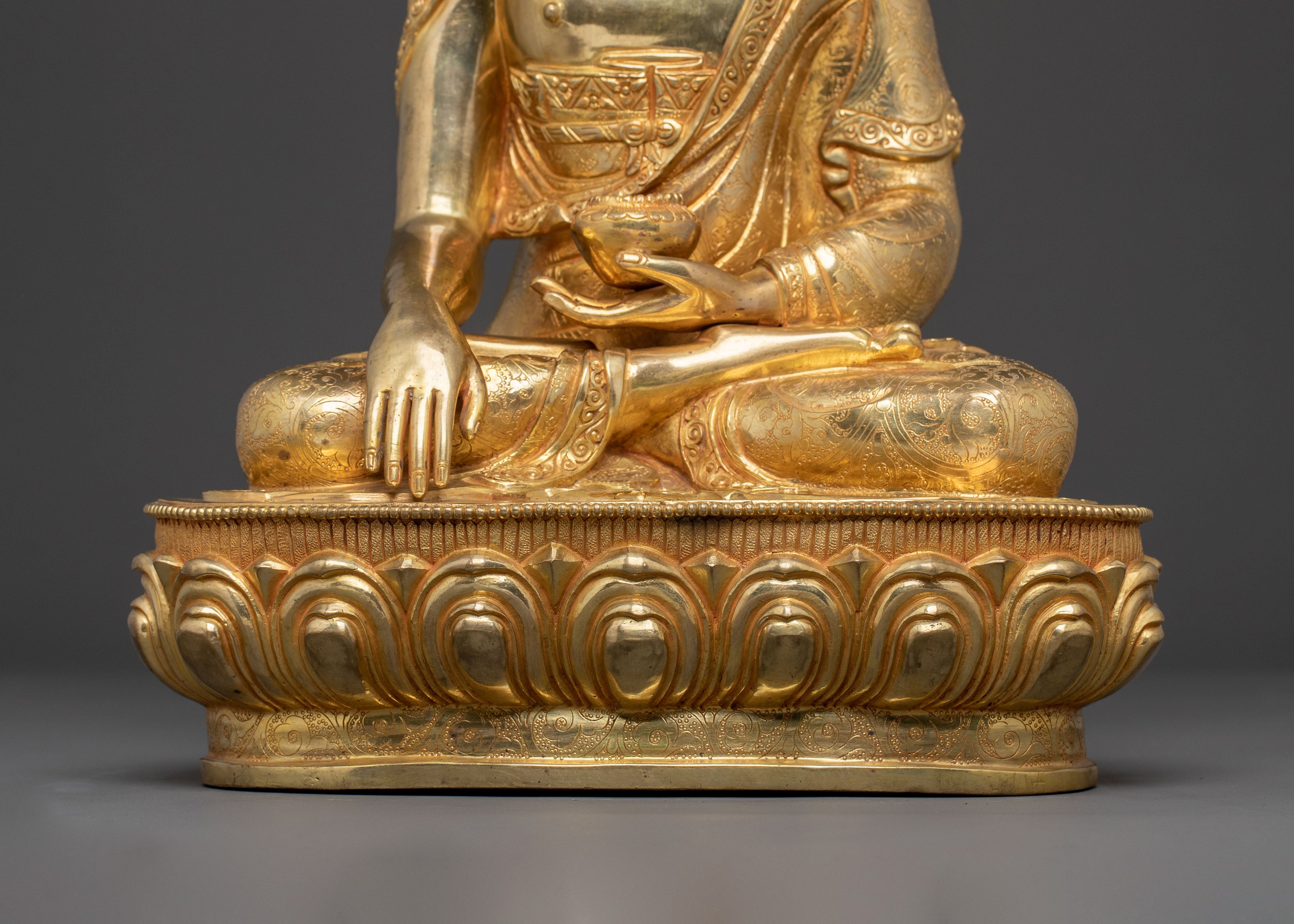 Golden Statue of Shakyamuni Buddha – Handcrafted Serenity