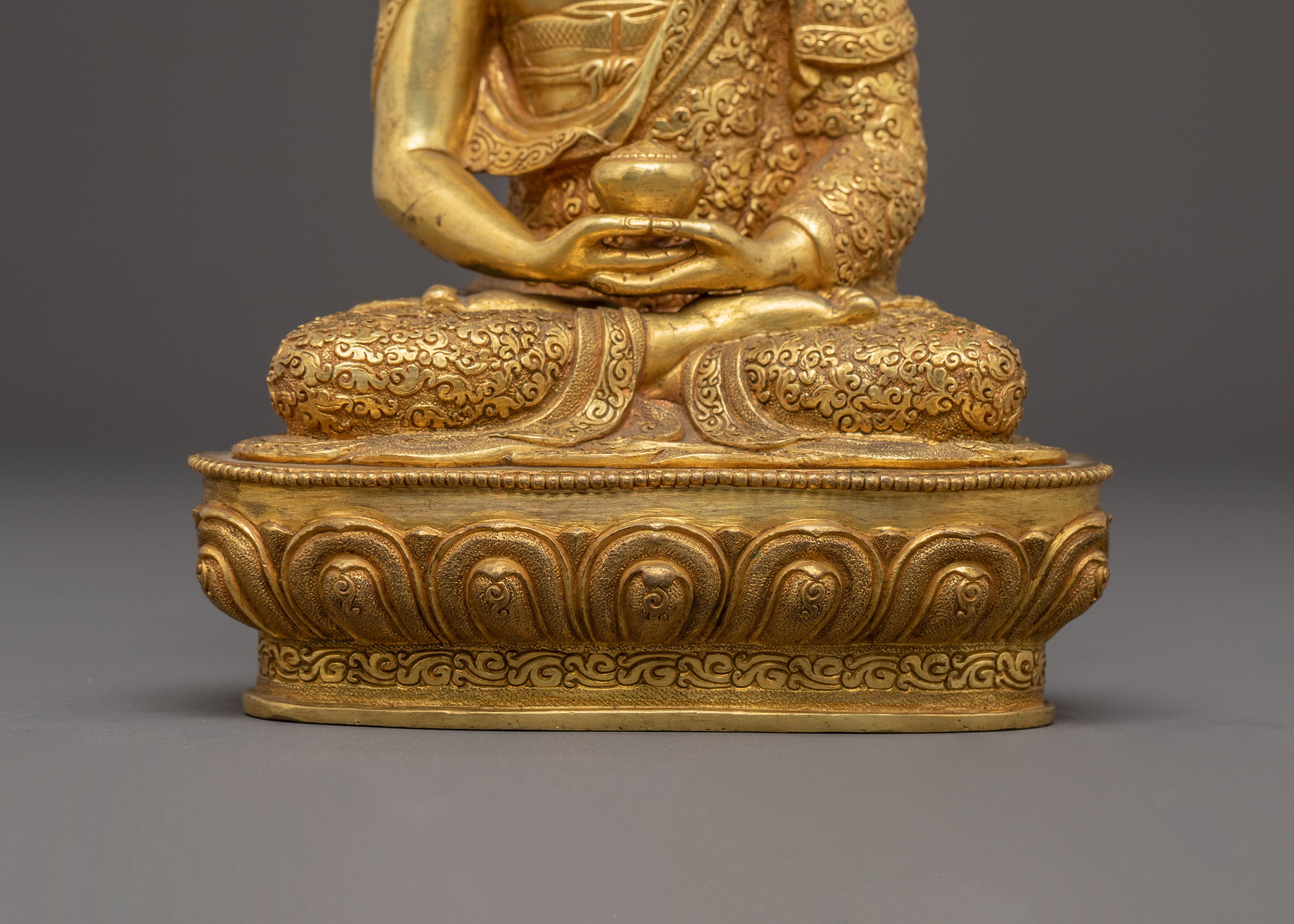 Serene Amitabha Buddha Statue: Symbol of Compassion