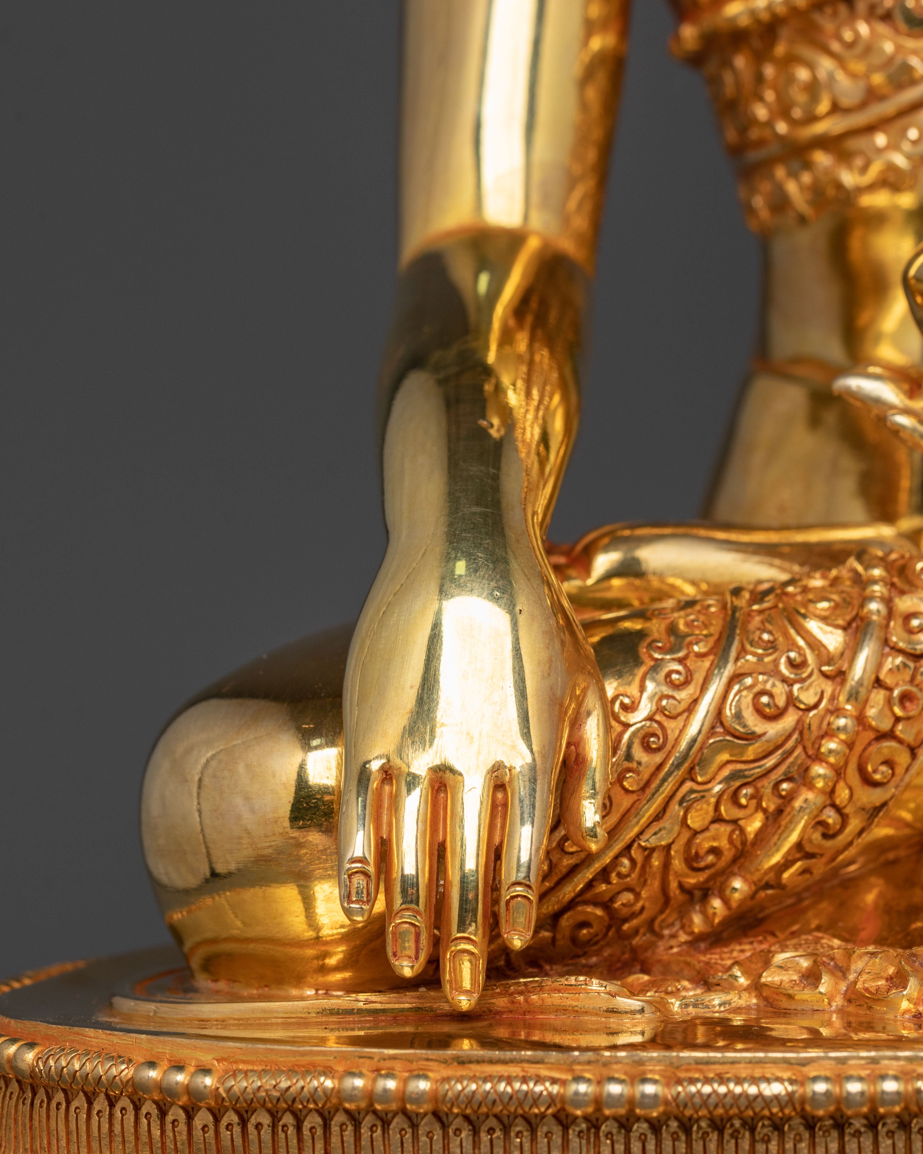 Majestic Shakyamuni Buddha Golden Statue