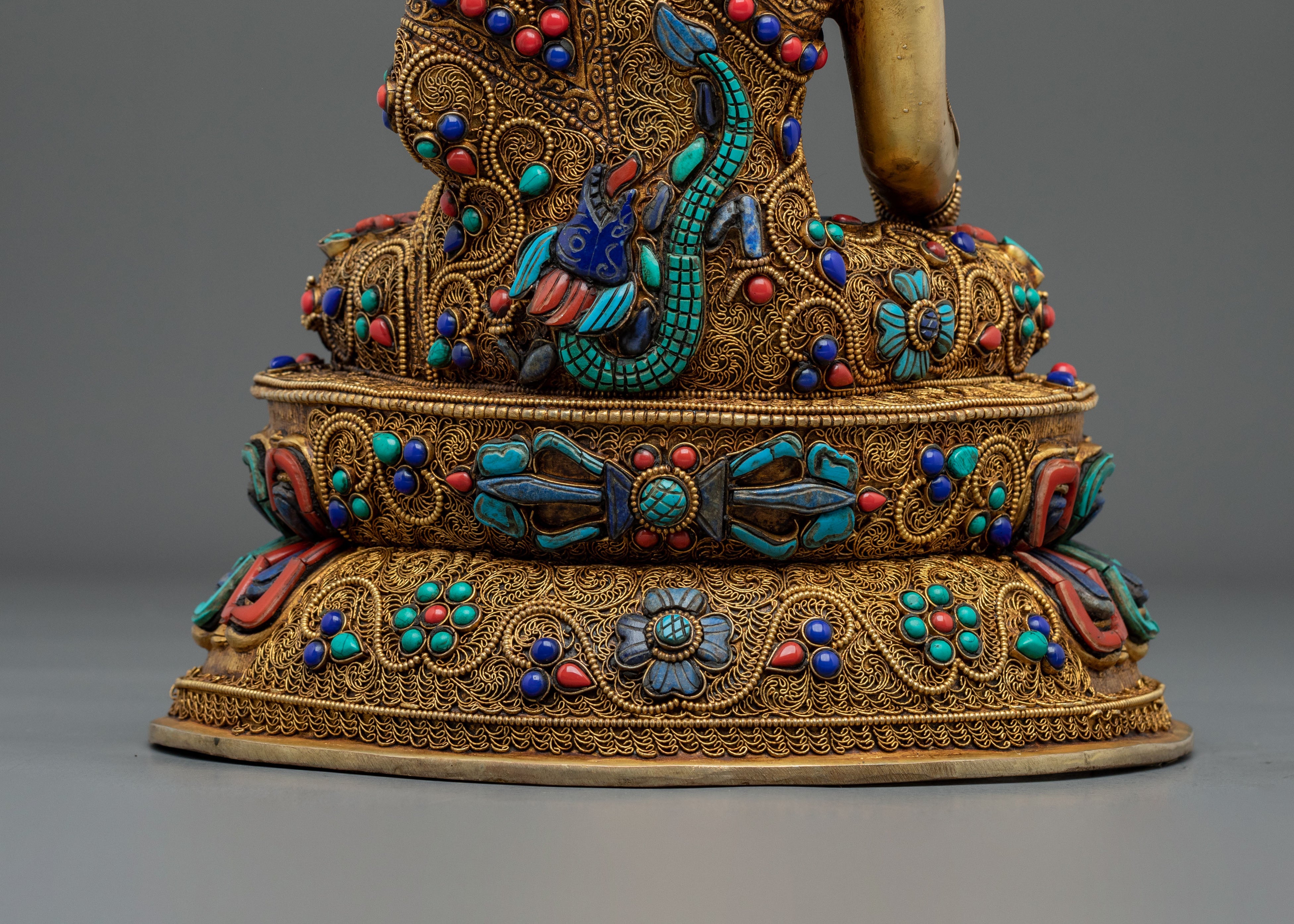 Shakyamuni Buddha Statue: Embodiment of Peace and Wisdom
