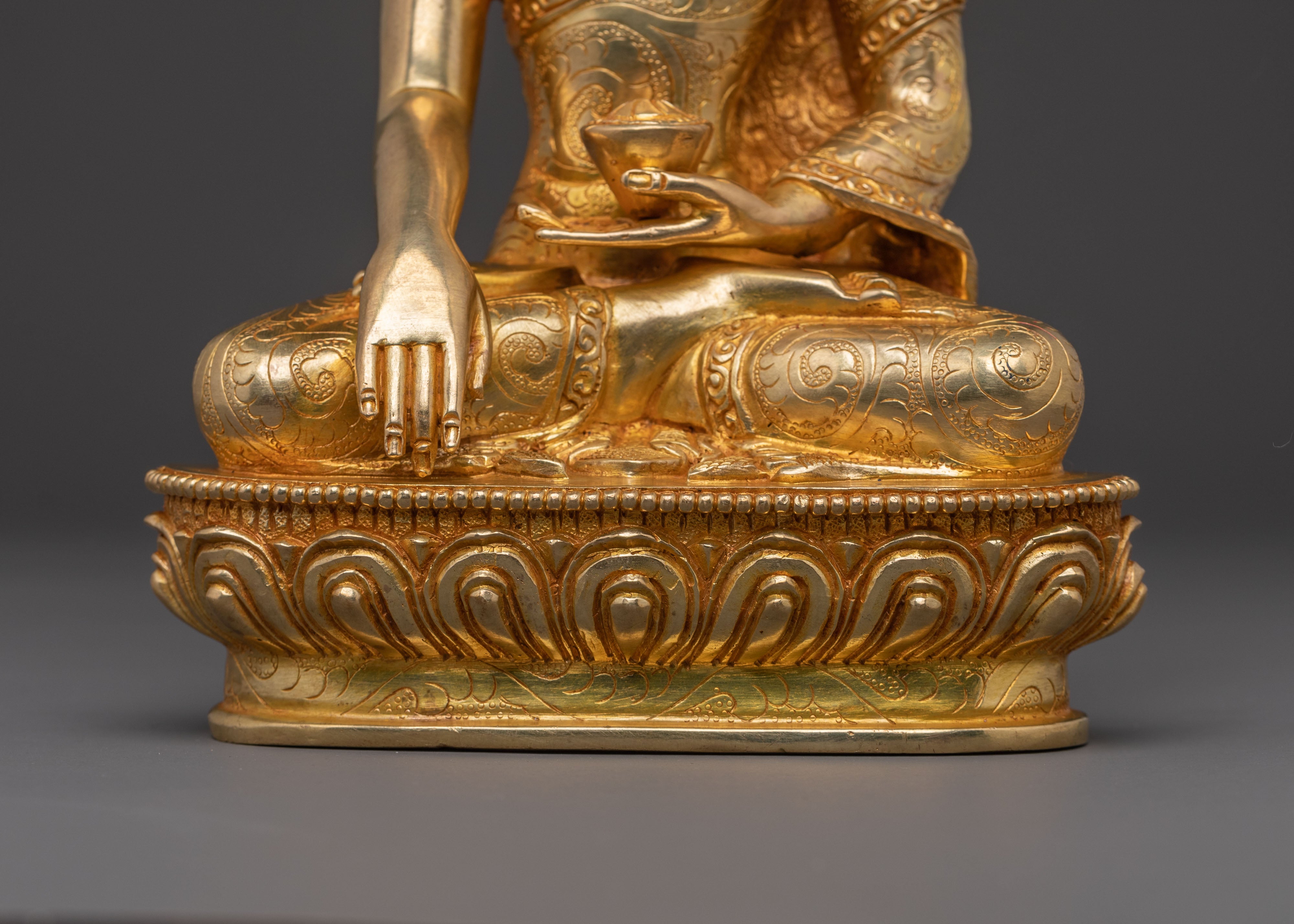 Shakyamuni Buddha Statue Boundless Compassion – 24K Gold Gilded