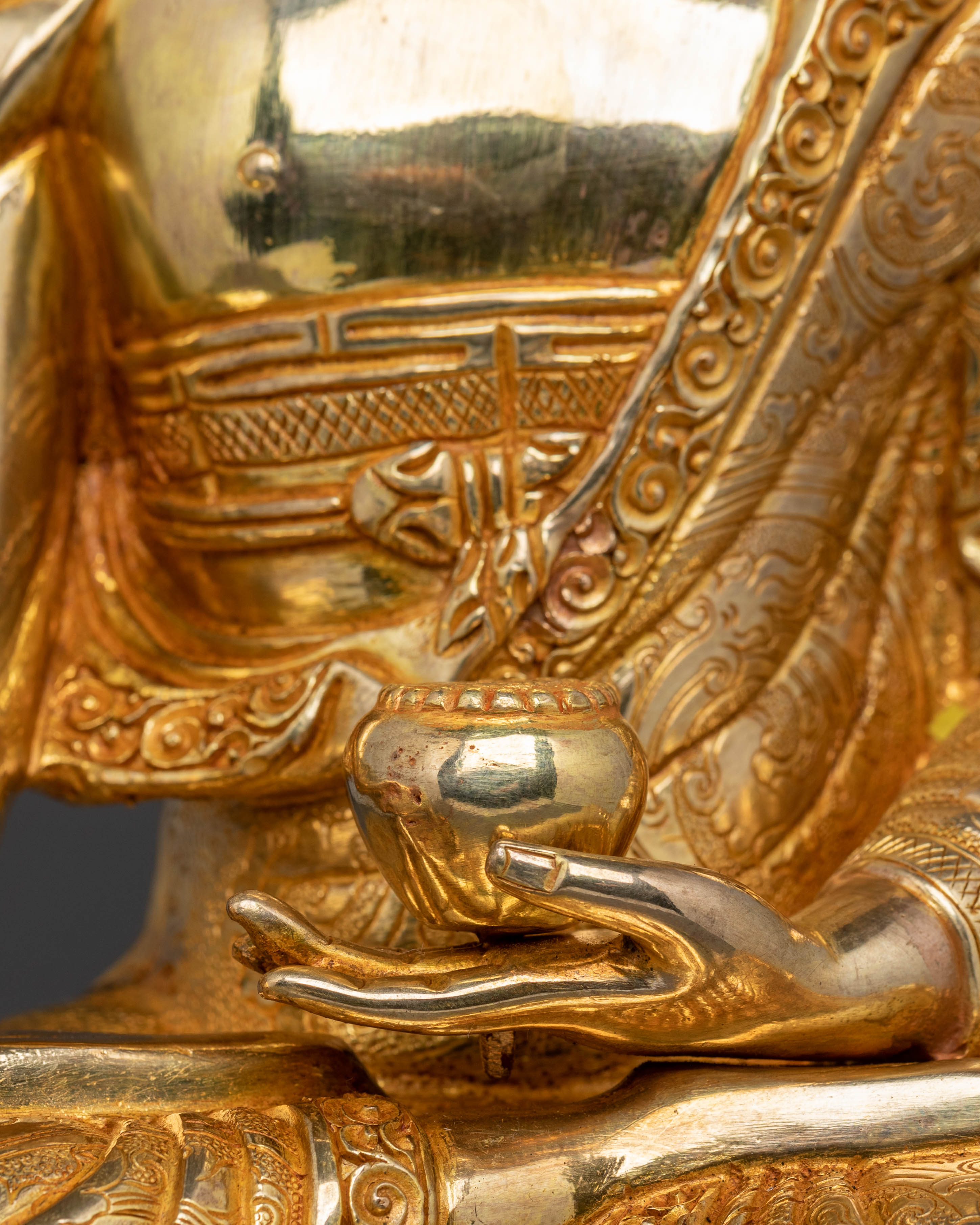 Himalayan Buddha Shakyamuni Golden Statue – Serene Radiance