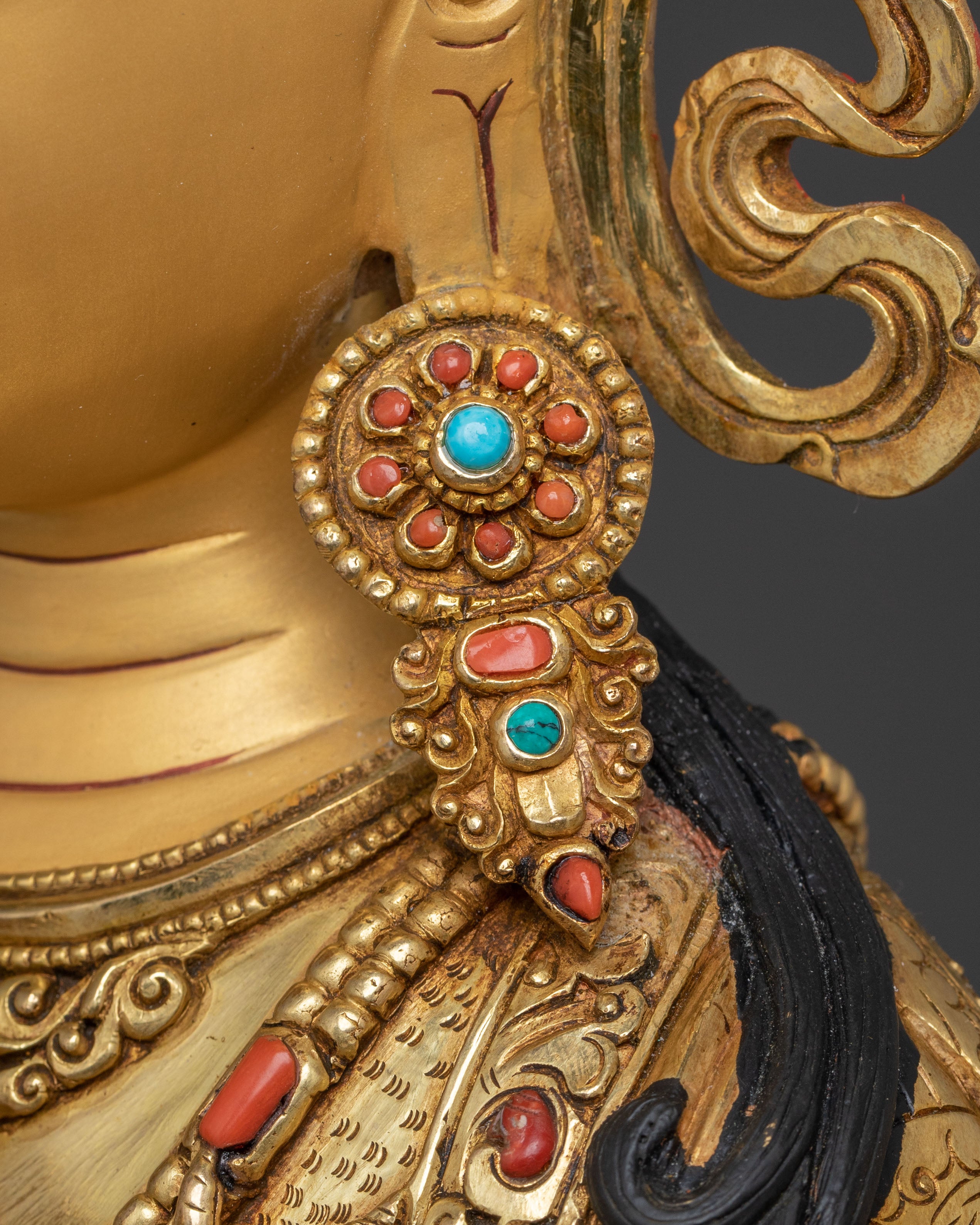 Buddhist Mercy Chenrezig Sculpture – Radiant 24K Gold Gilded Artistry