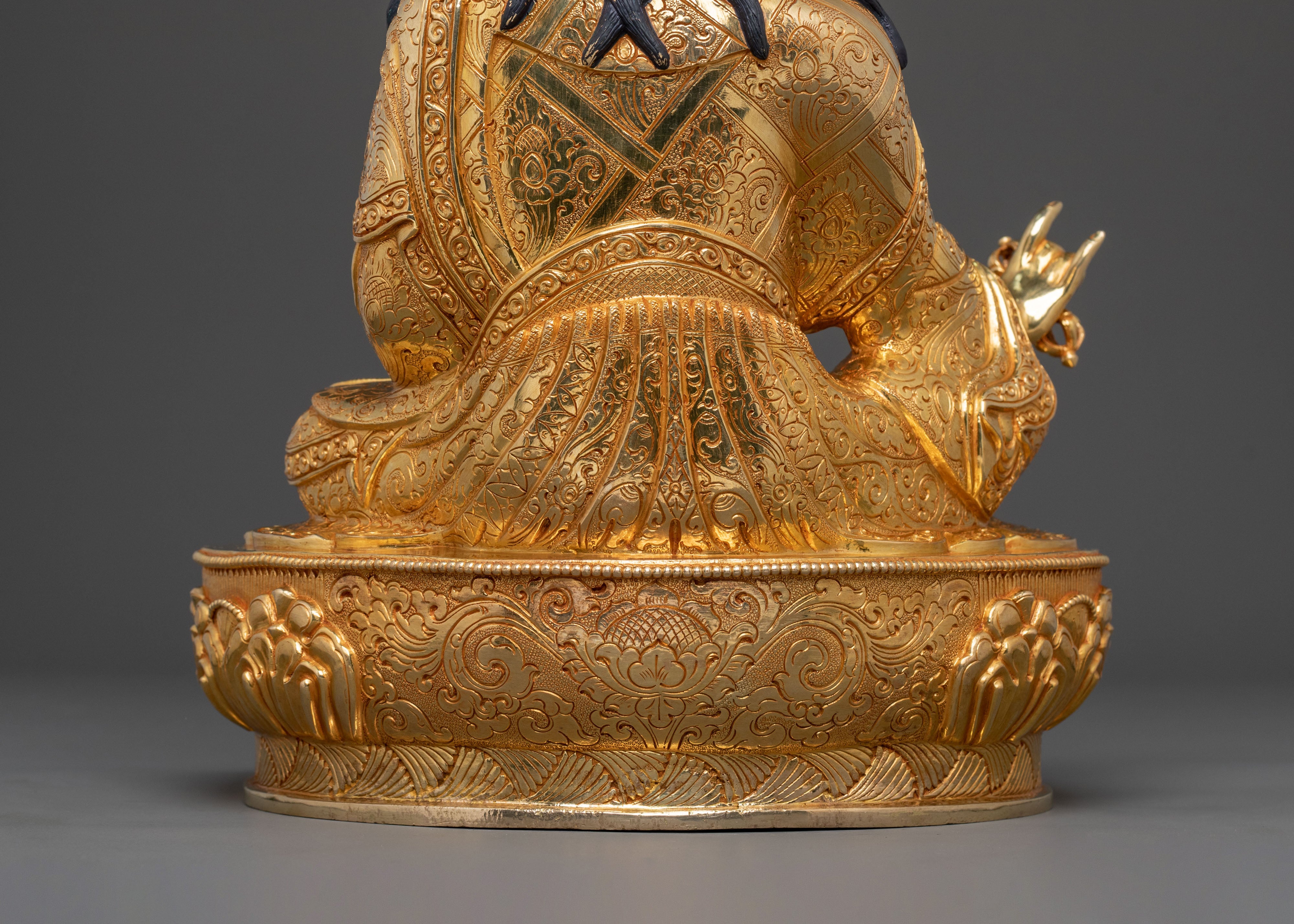 Guru Rinpoche Statue: Tibetan Buddhist Master