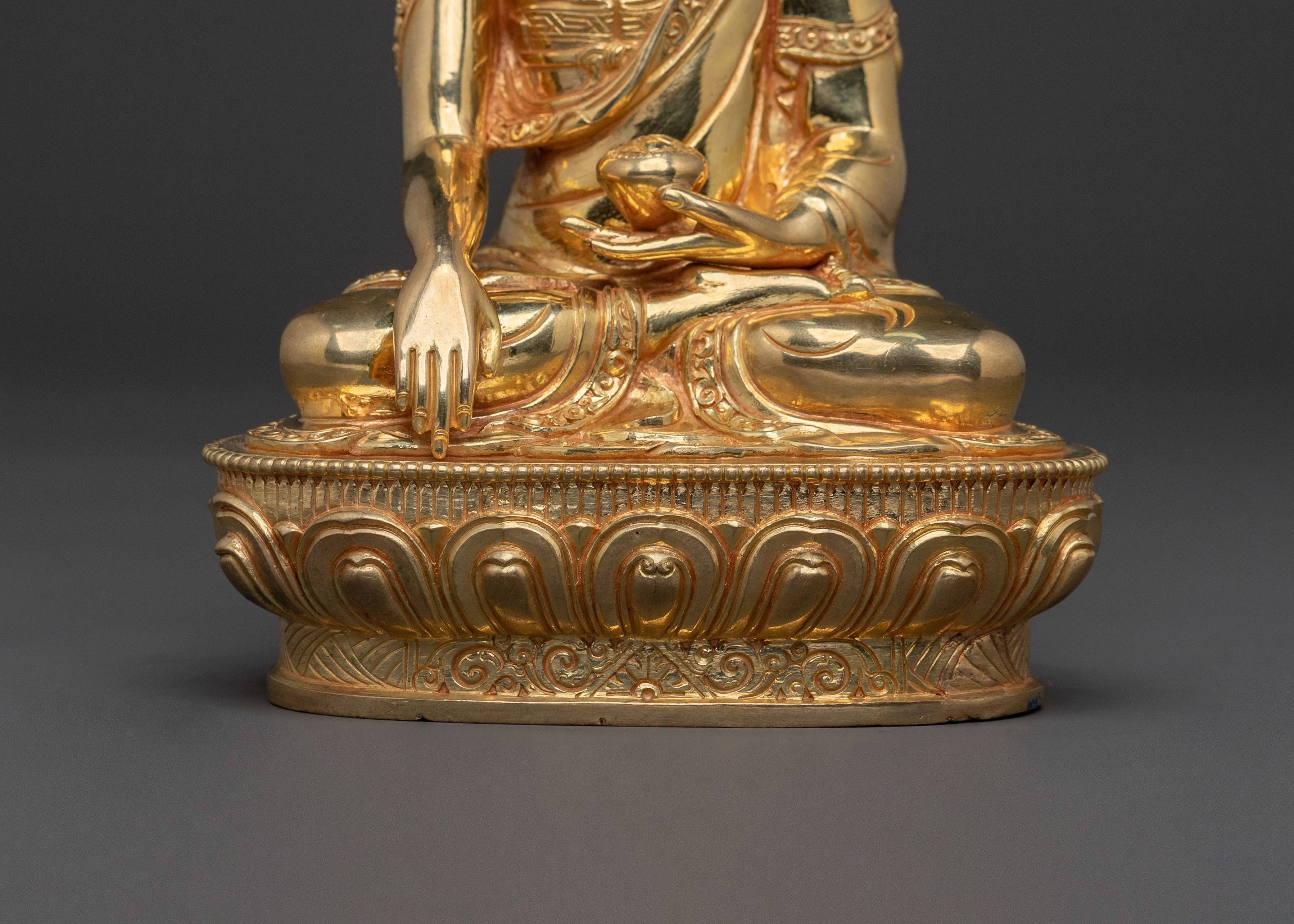 Shakyamuni Buddha Serene Golden Statue – Handcrafted Perfection